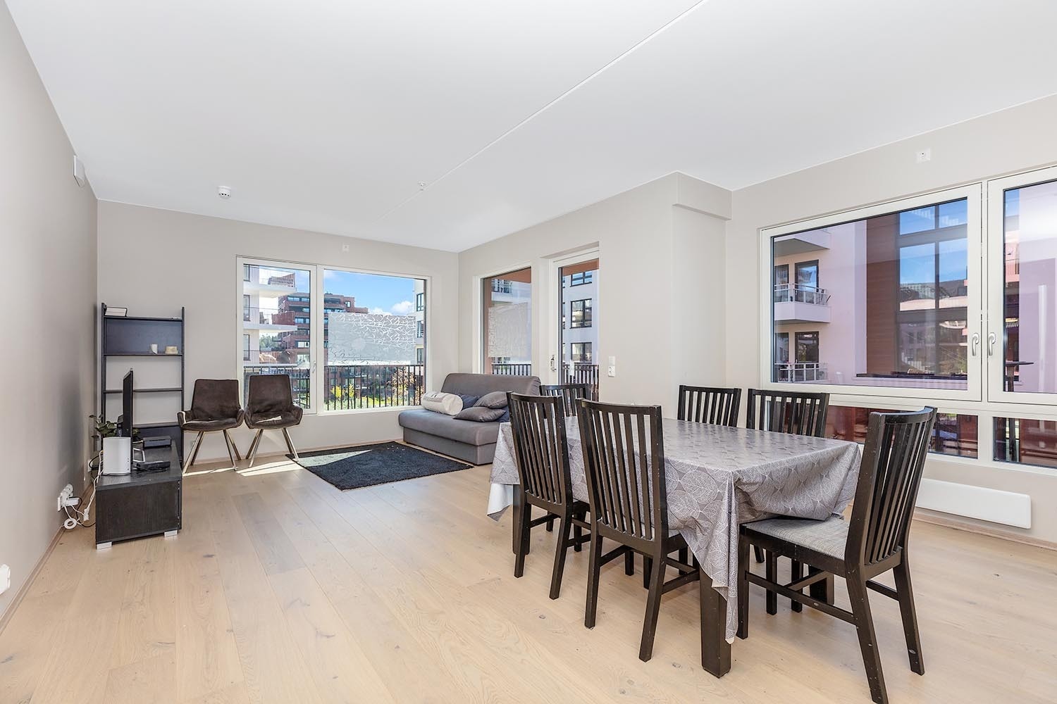 Åpen stue/kjøkkenløsning med mulighet for spisebord Galleribilde