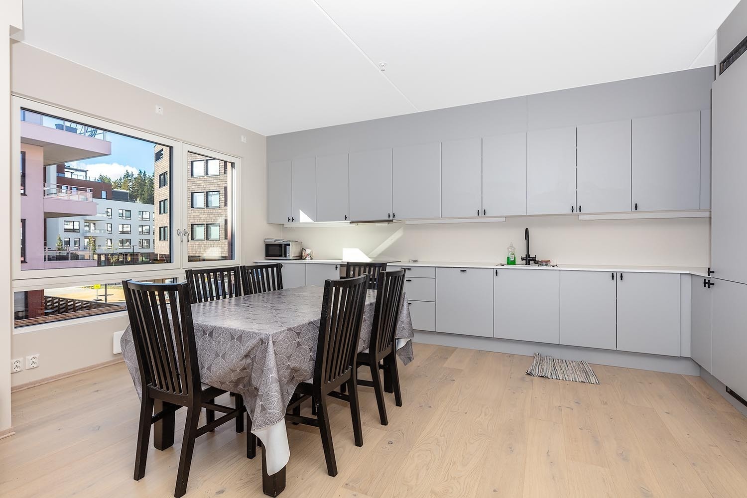 Moderne kjøkken med god lagringsplass, kombiskap, oppvaskmaskin, komfyr og platetopp følger med Galleribilde