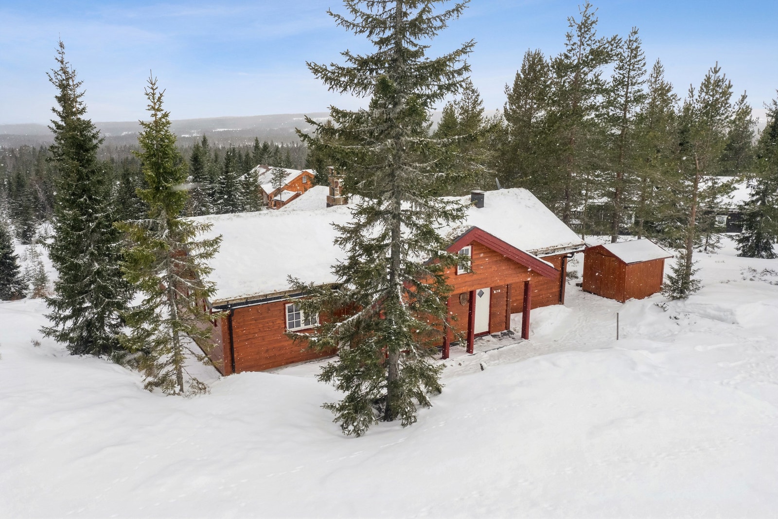 Parkeringsplass er innerst i blindveg. I den praktiske uteboden kan du lagre utemøbler og snøskuffe. Sommerstid er det mange fine turstier, sykkelruter, fiske og badevann i nærområdet. Galleribilde