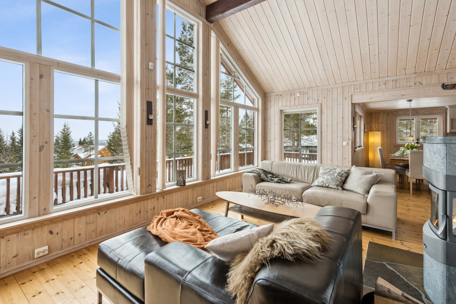 Fra sofakroken kan man nyte utsikten over den vakre naturen i Vangsalmenninga Galleribilde