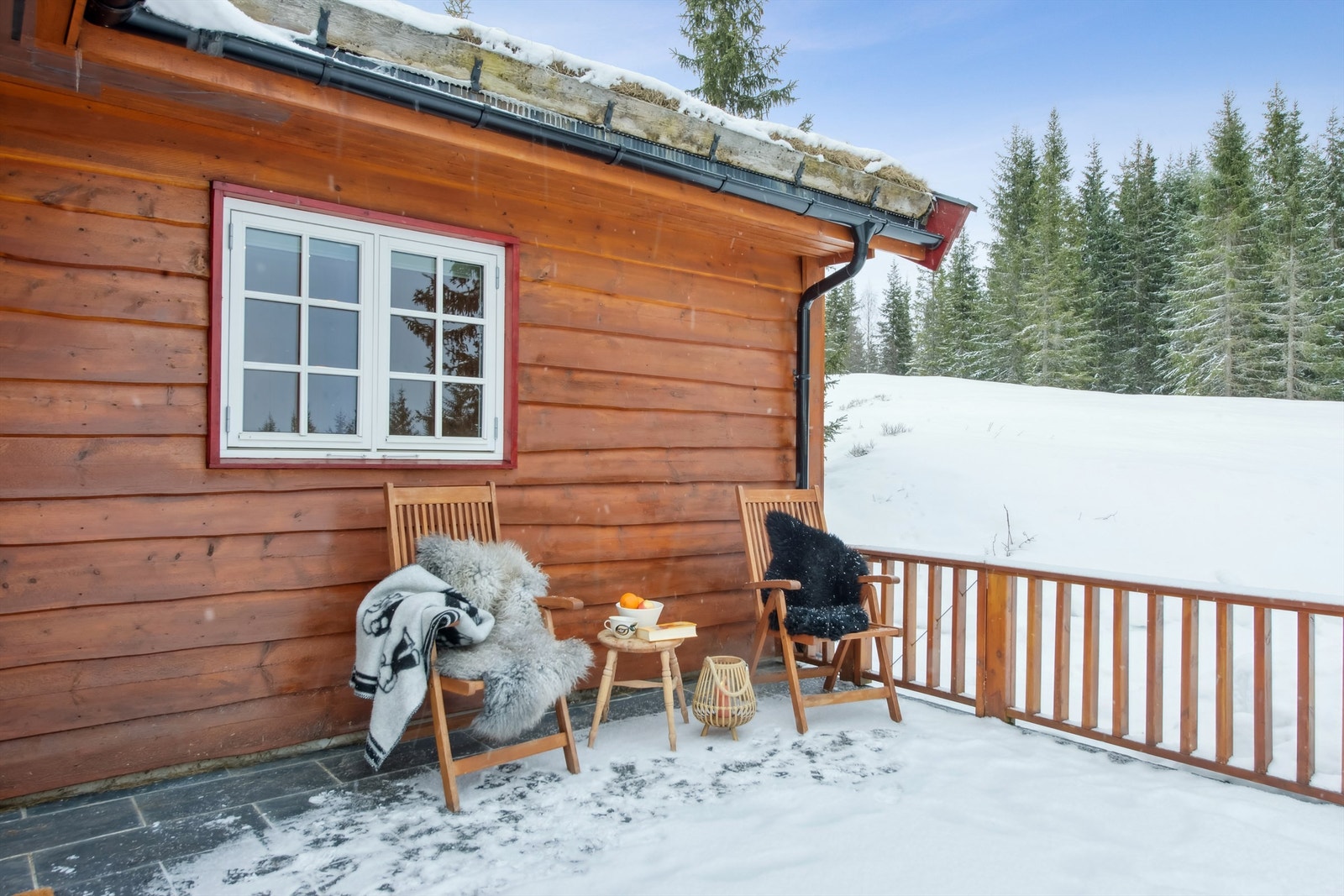 Terrassen er mot sørvest og er flislagt. Her kan du nyte sola og utsikten. Galleribilde