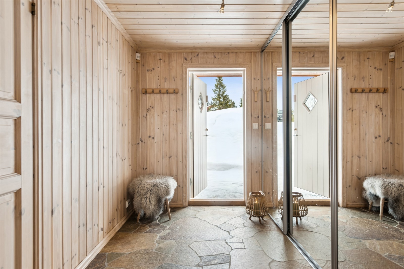 Velkommen inn! Stor flislagt entré med varme i gulv og skyvedørsgarderobe med speilfronter. Galleribilde