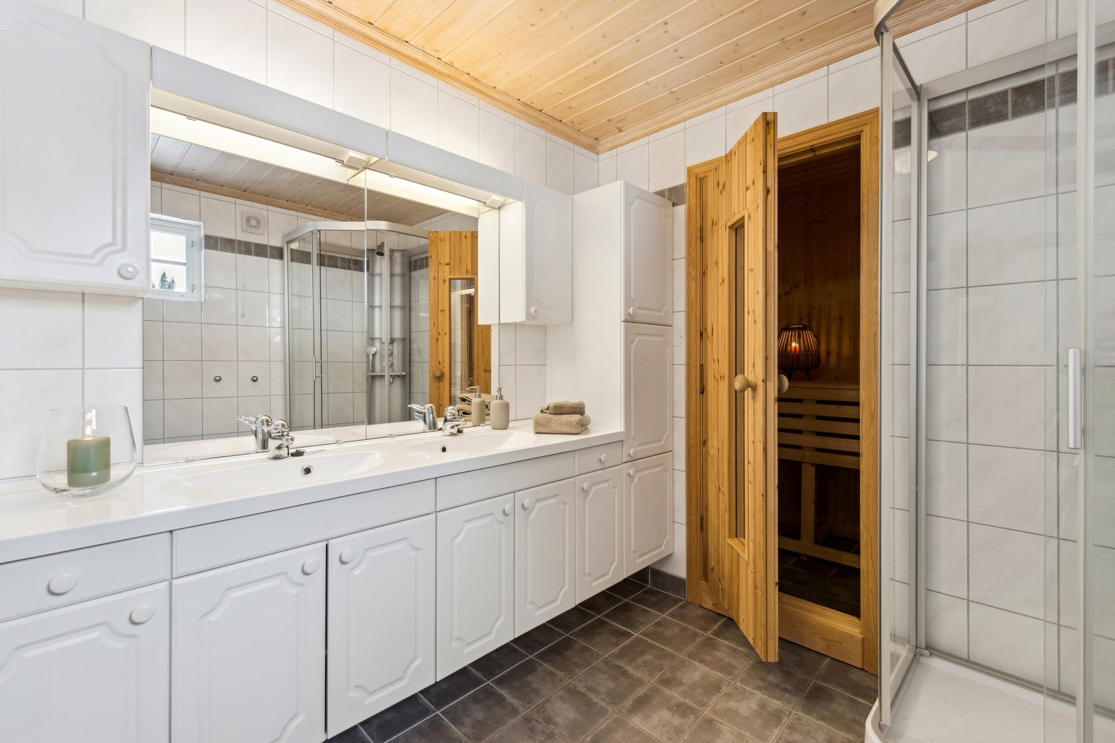 Stort flislagt bad. Elektrisk gulvvarme. Adkomst direkte til badstuen. Galleribilde