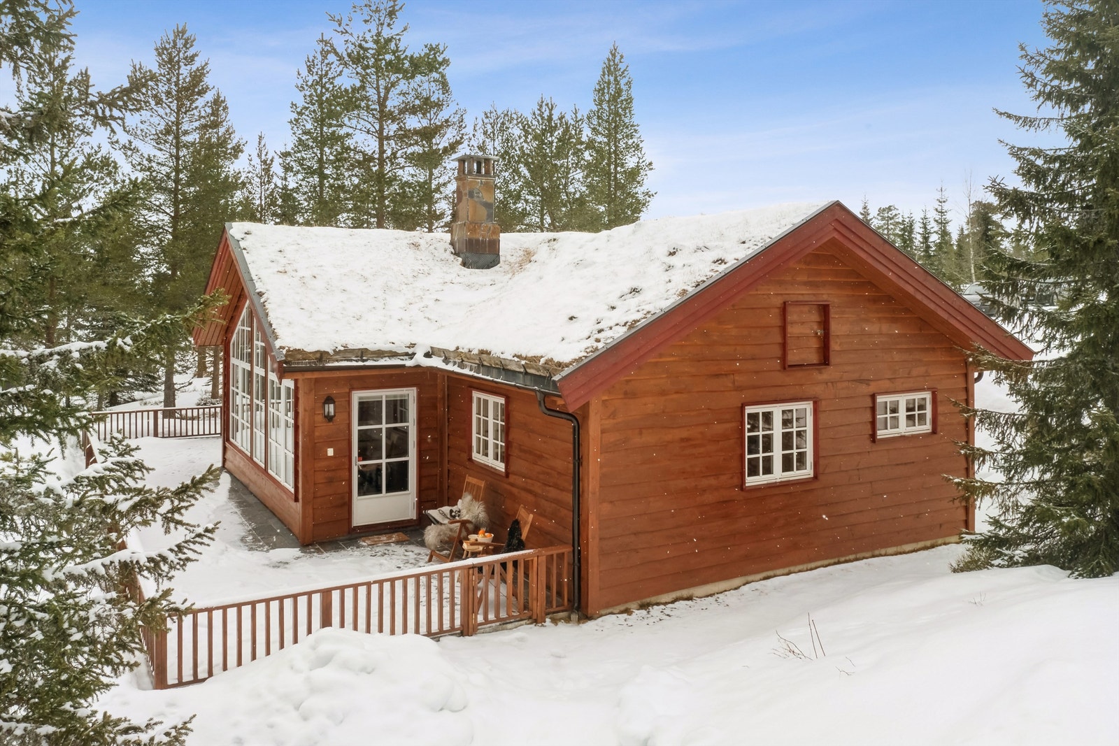 Skiløypa fra Hamar til Sjusjøen ligger rett ved hytta. Mange legger skituren til Målia turistforeningshytte for å kjøpe solskinnsbolle og kakao. Galleribilde