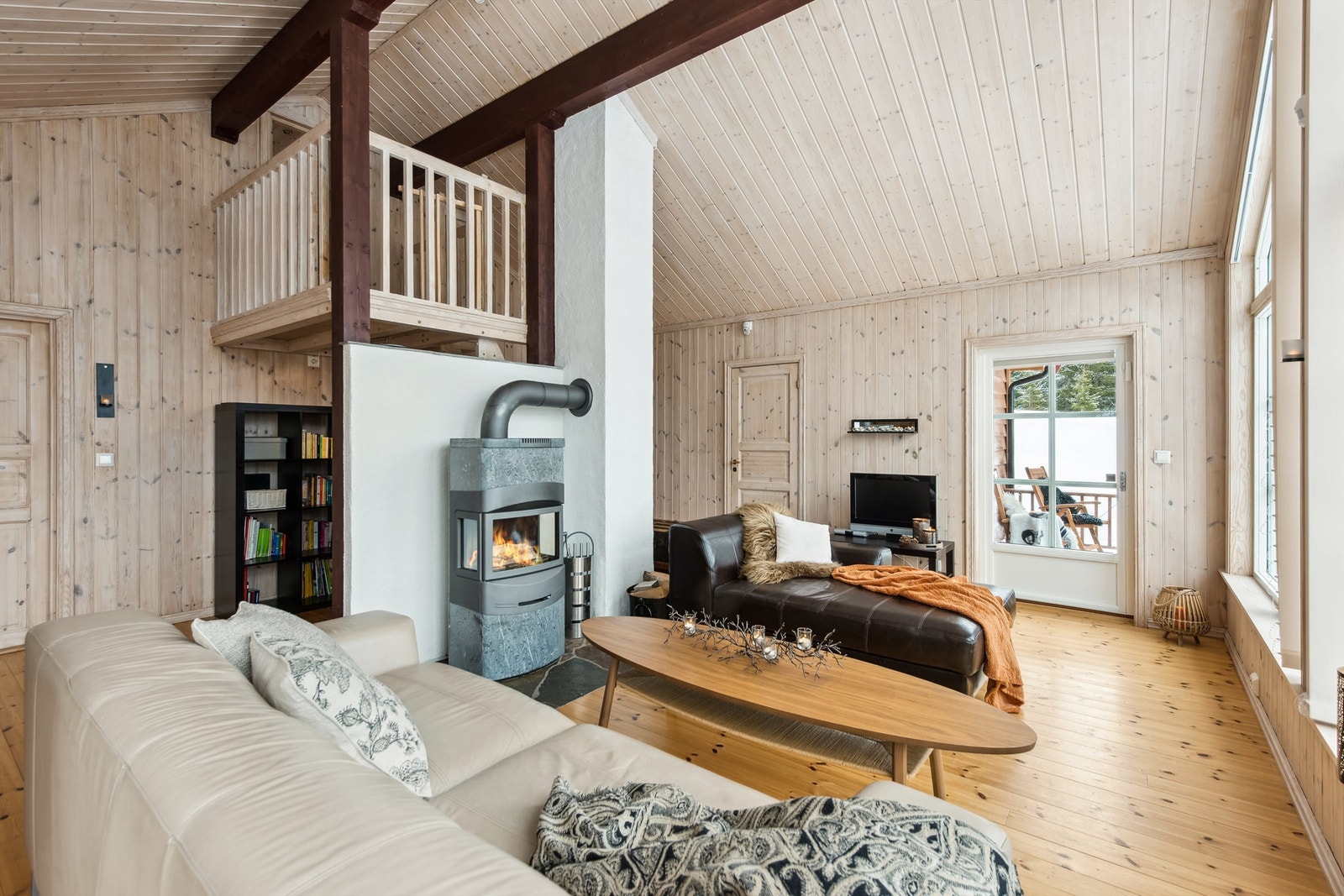 Fra stuen er det en enkel trapp/stige opp til hemsen hvor det er flere sengeplasser Galleribilde