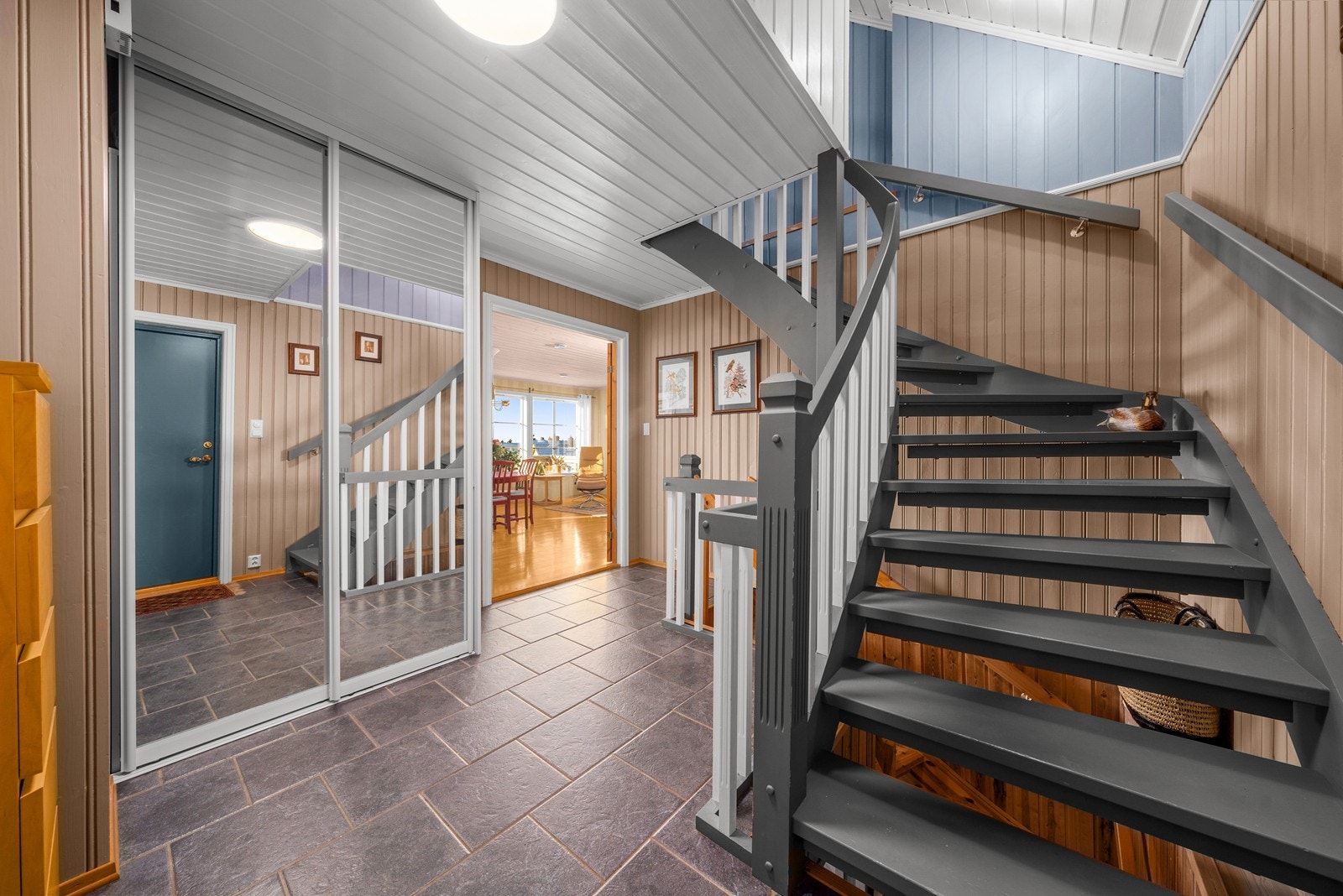 Skyvedørsgarderobe gir praktisk oppbevaring og maksimal utnyttelse av plassen Galleribilde