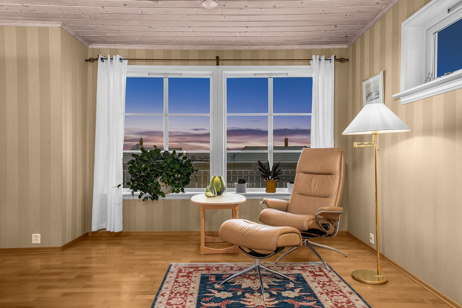 Kveldsbelysning skaper en koselig stemning i stuehjørnet Galleribilde