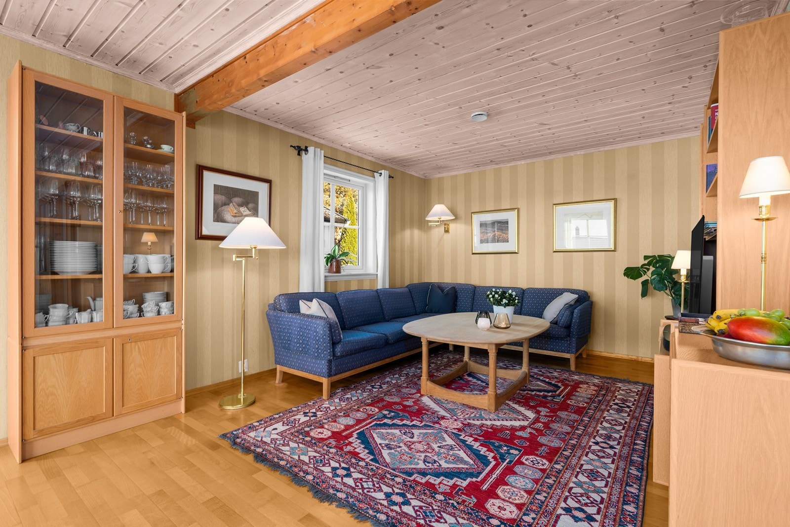 Tapetserte vegger gir et klassisk utseende til oppholdsrommet Galleribilde