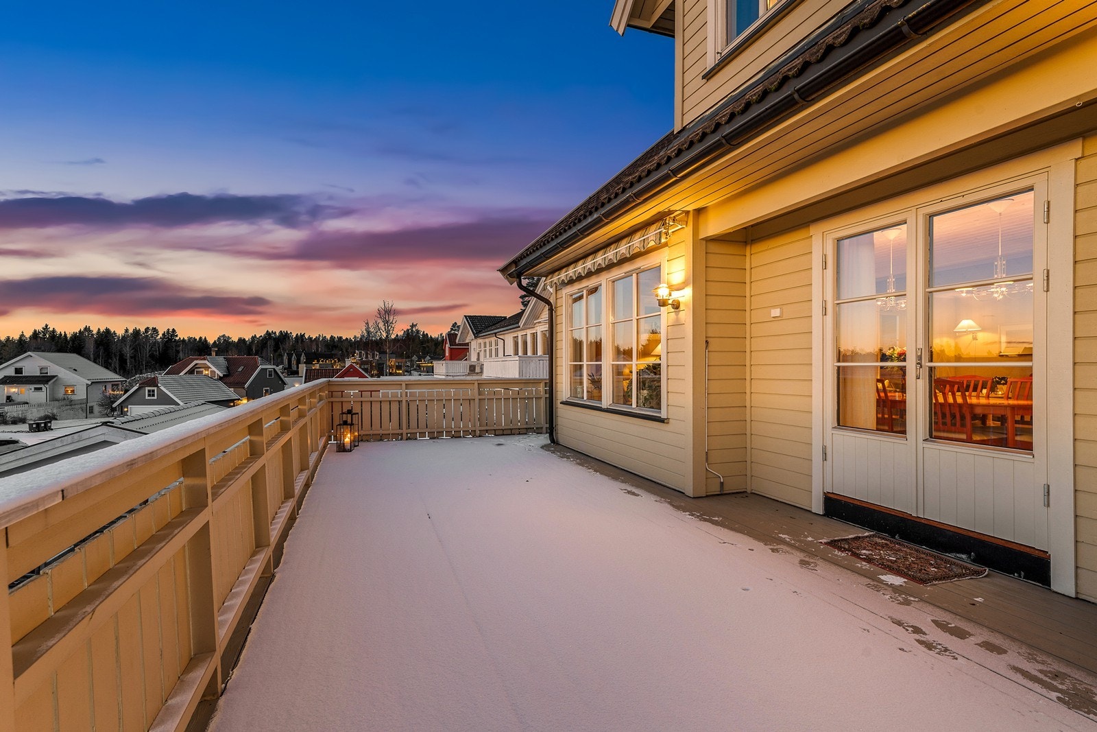 Solrik terrasse med nydelig utsikt Galleribilde