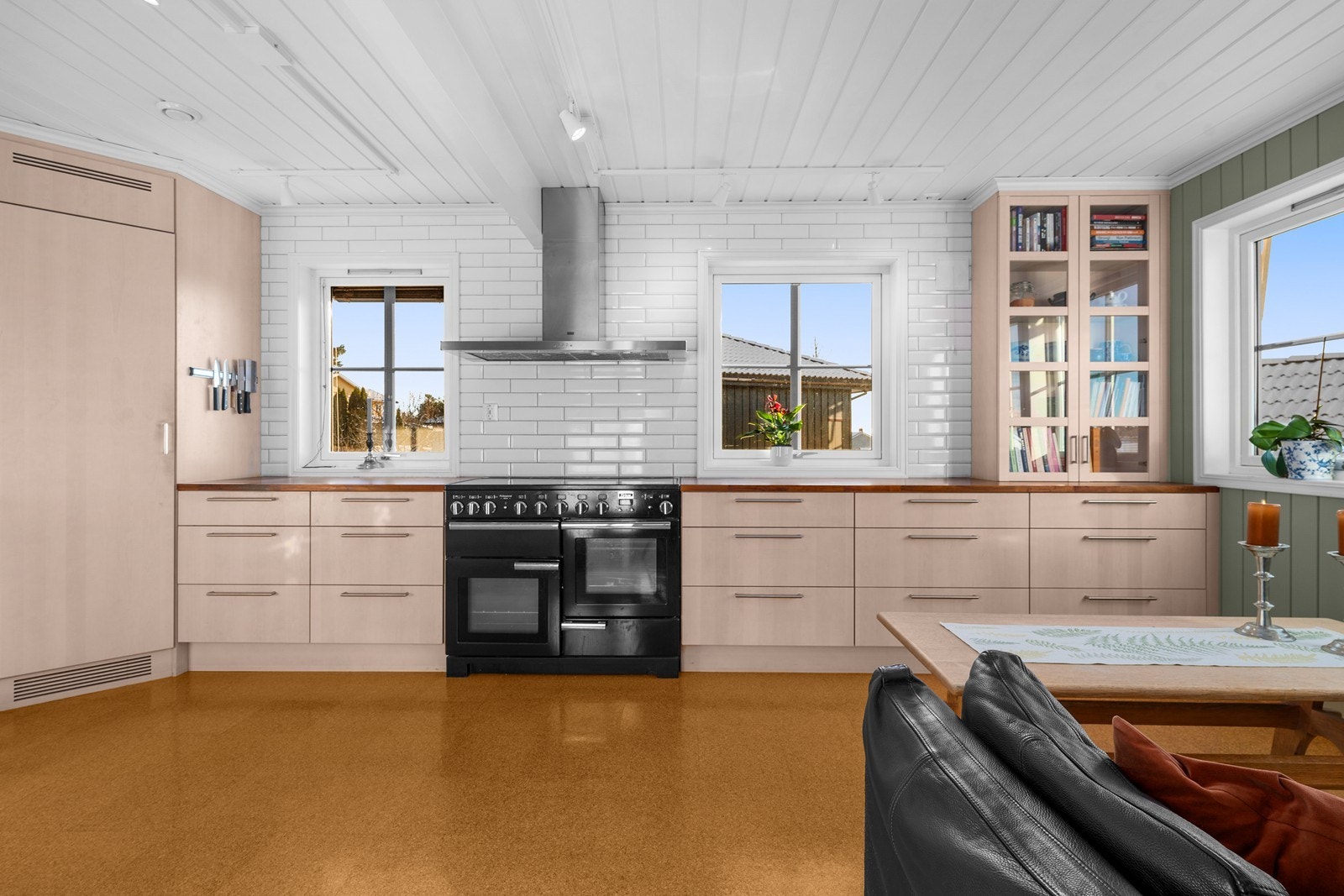 Lyst og romslig kjøkken med gjennomtenkt utforming Galleribilde