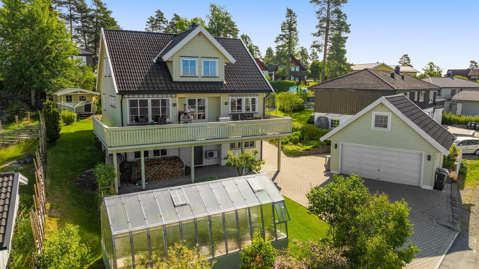 Dobbeltgarasje og drivhus med strøm Galleribilde