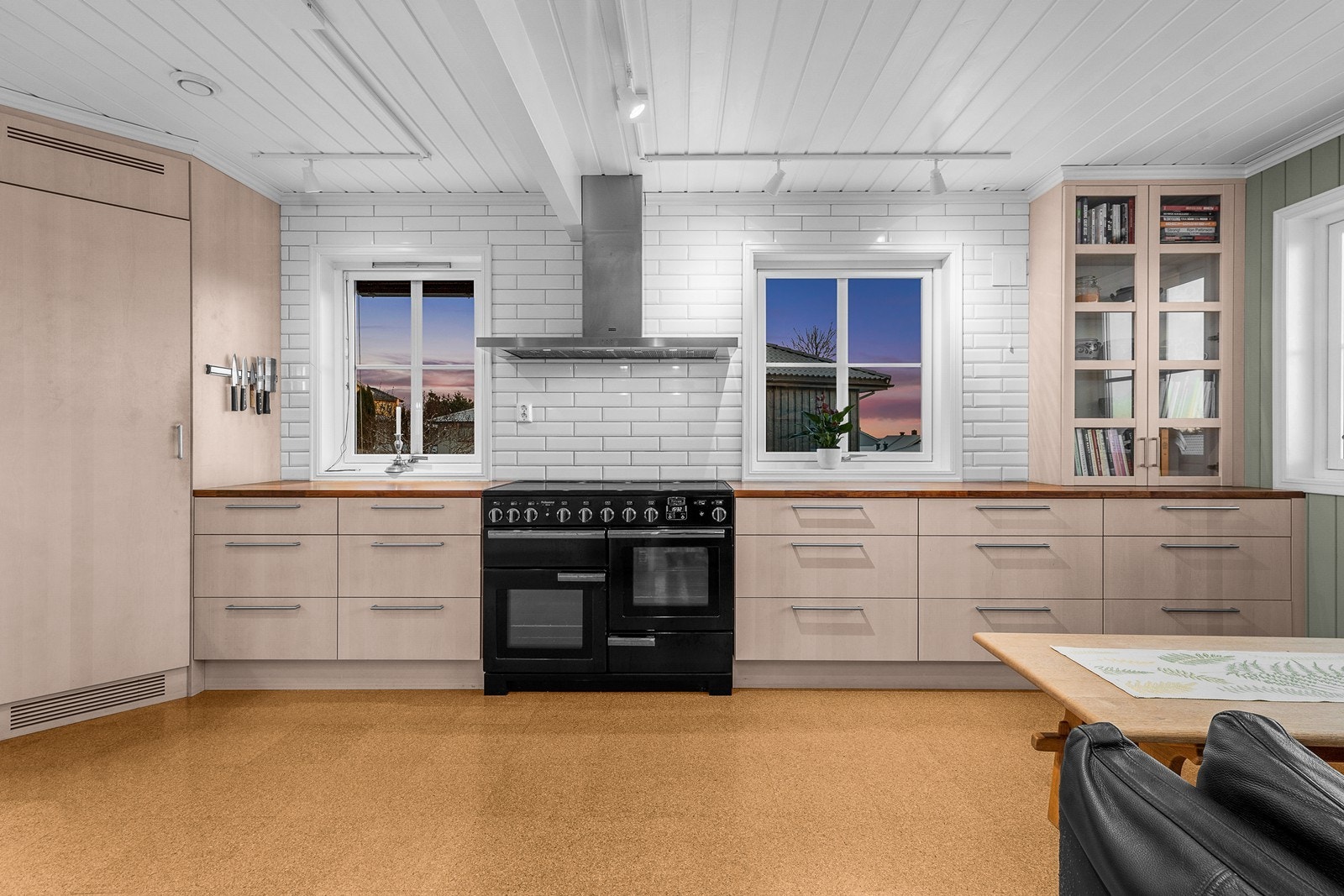 Kjøkkenet har integrerte hvitevarer og gode oppbevaringsmuligheter Galleribilde