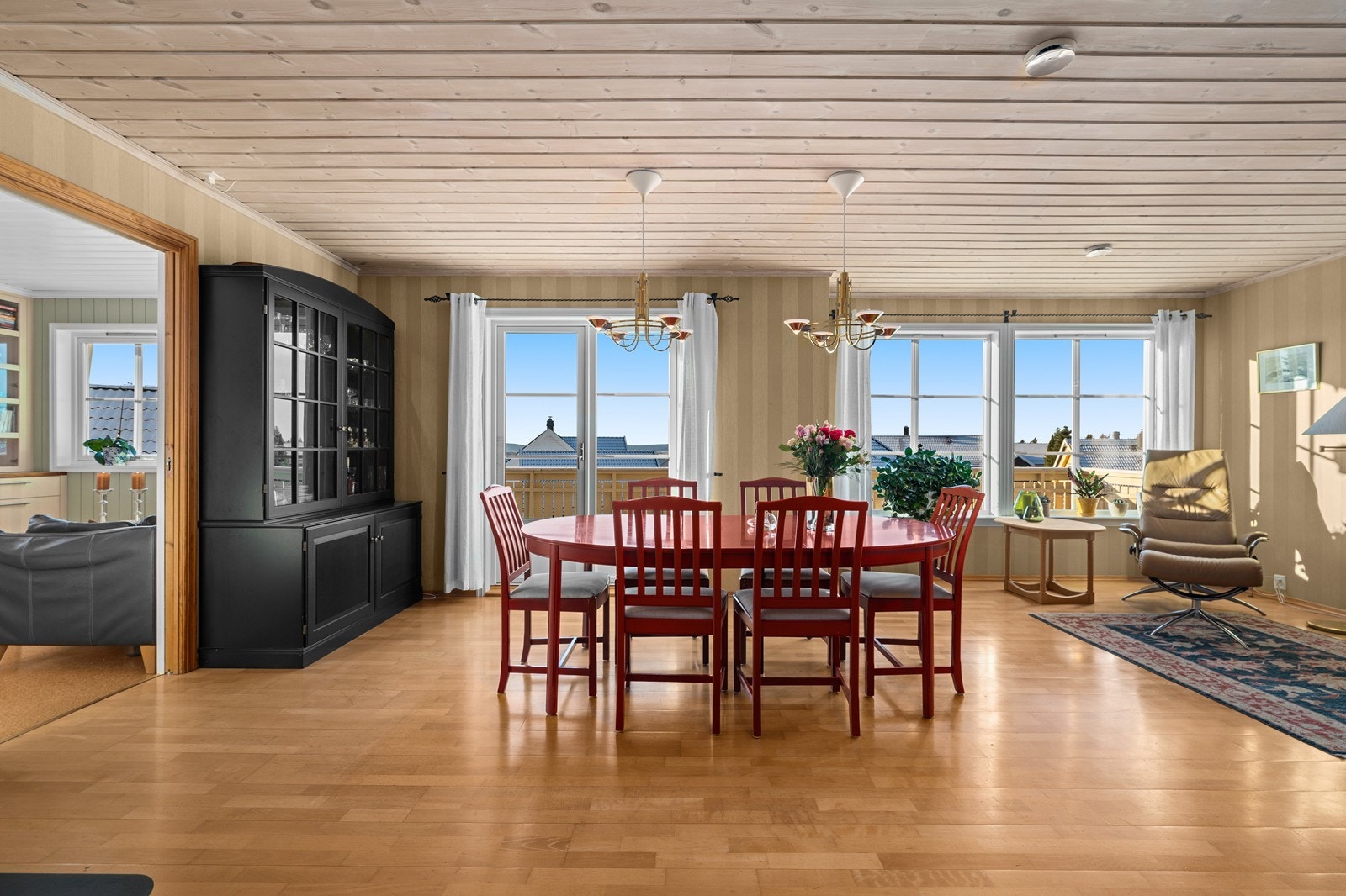 Direkte tilgang til kjøkkenet fra spiseplassen for enkel servering Galleribilde