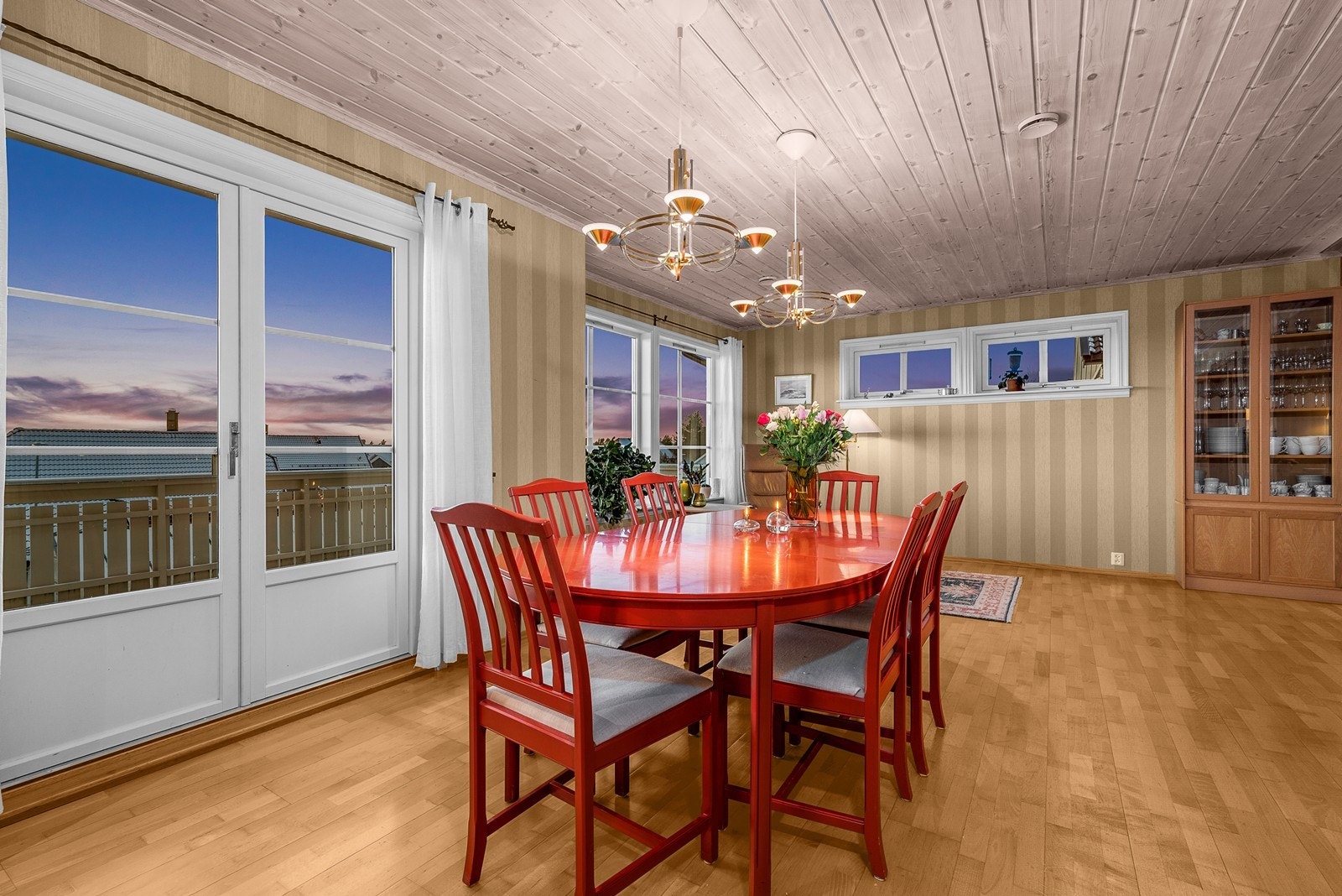 Utgang til terrasse fra spisestuen gir enkel tilgang til uteområdet Galleribilde