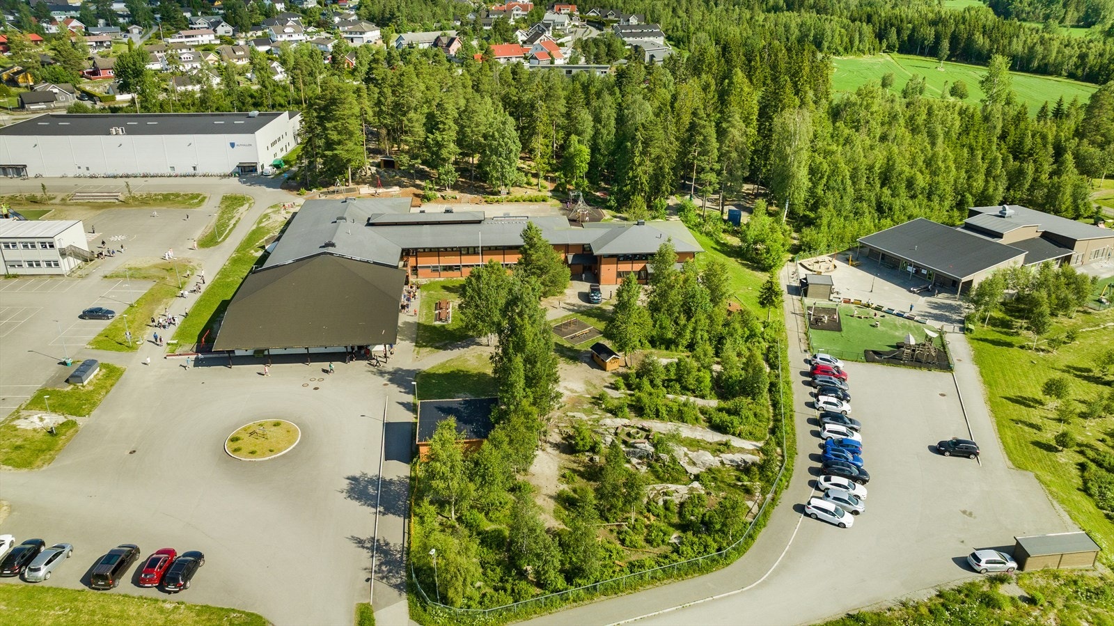 Fra eiendommen er det trygg gangavstand til skole, barnehager og idrettsplass Galleribilde