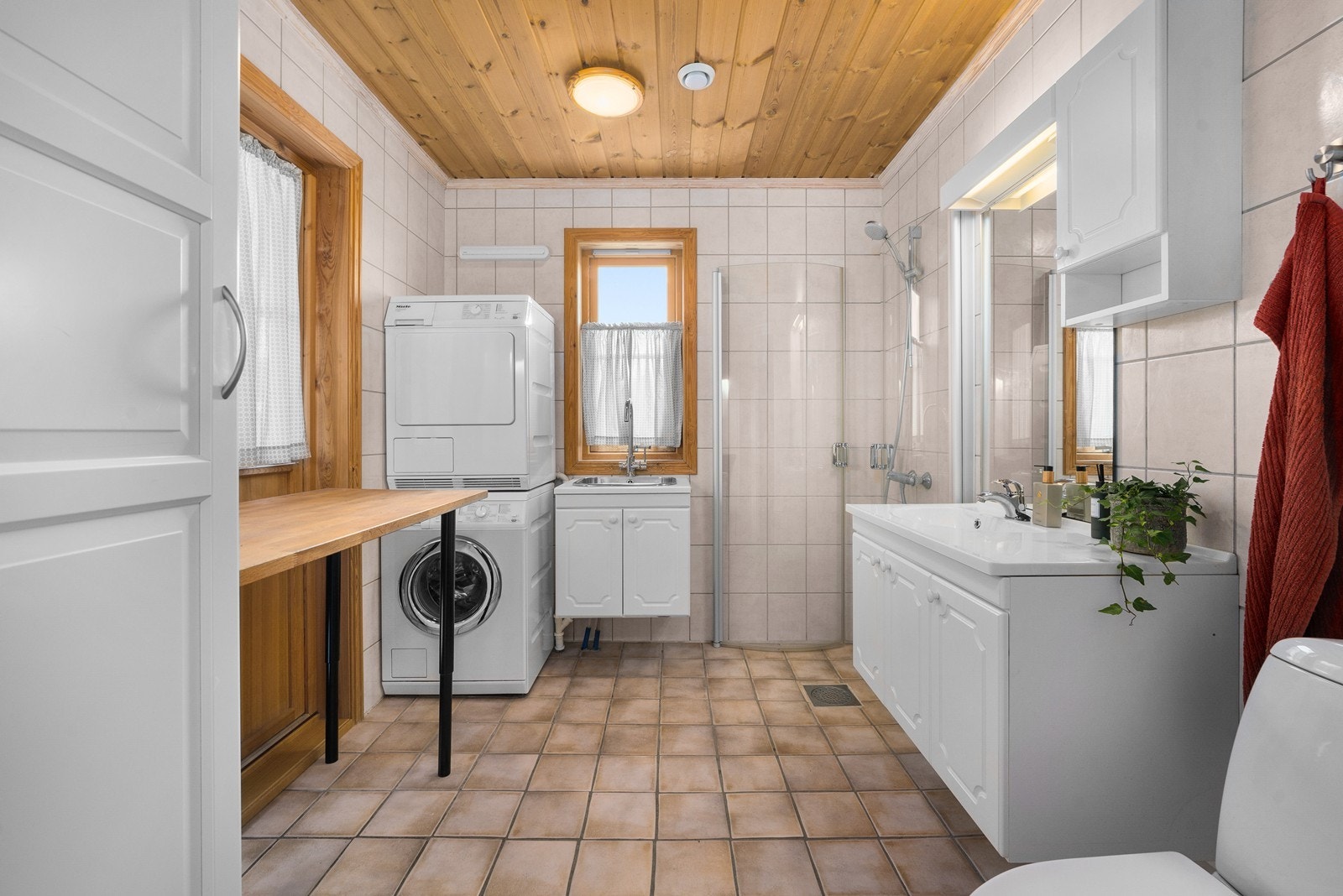 Flislagt vaskerom/bad i kjeller Galleribilde