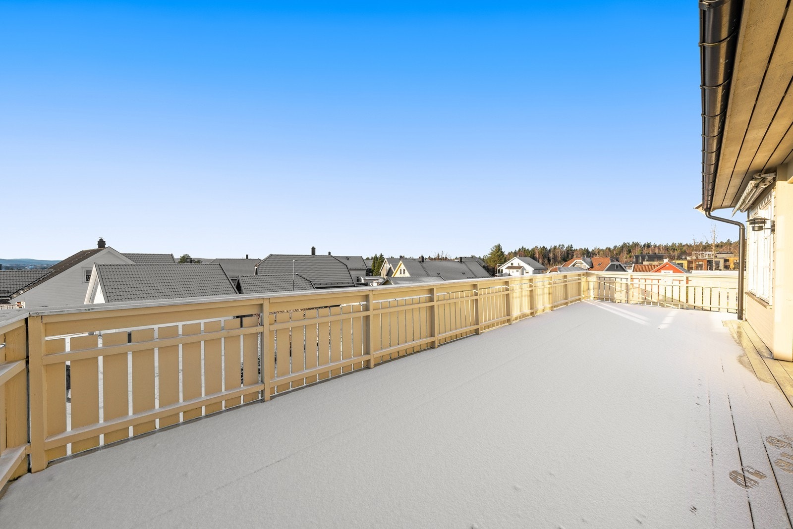 Det er flott utsikt fra terrassen Galleribilde