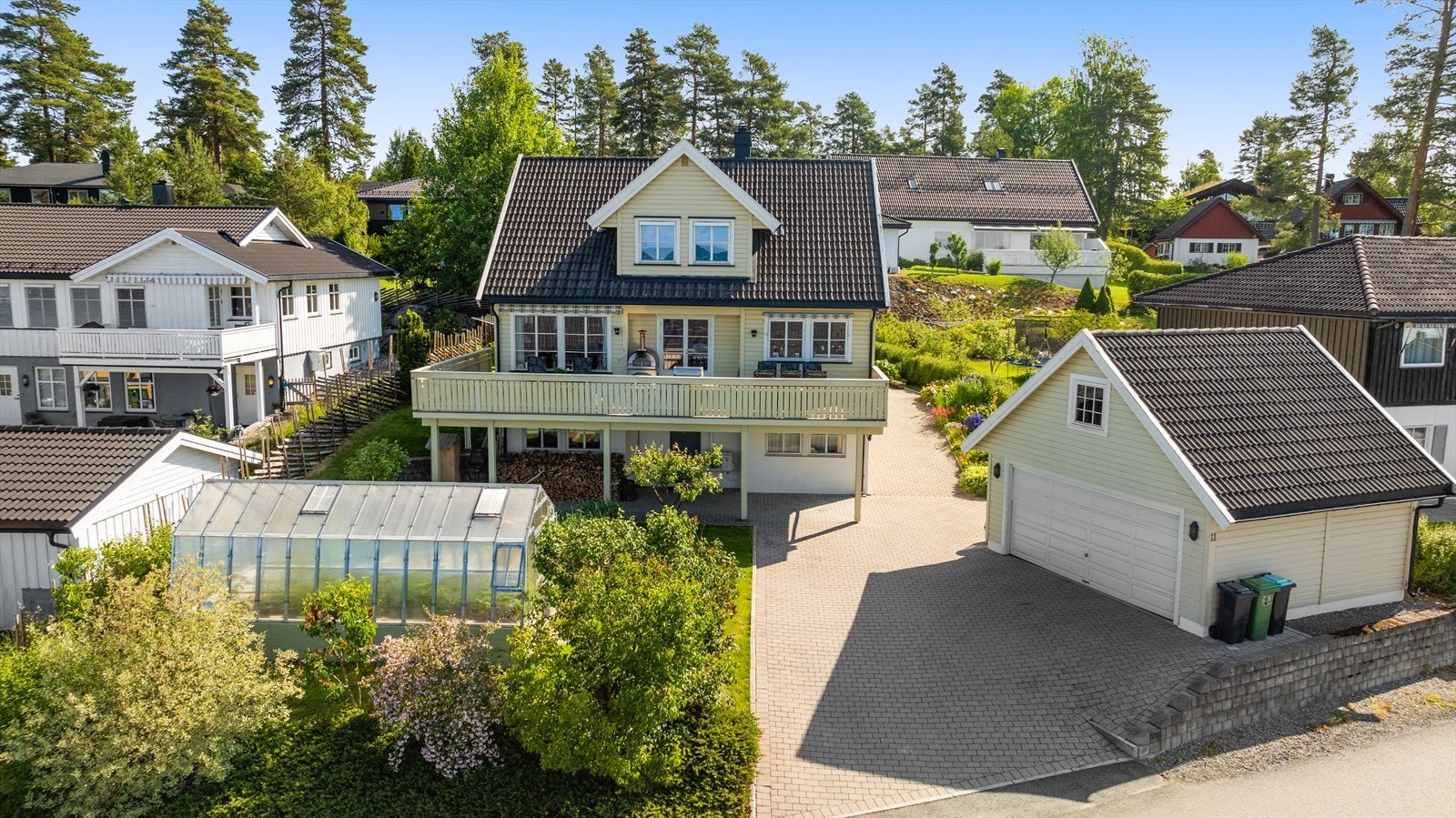 Meget pent opparbeidet tomt med steinbelagte uteområder Galleribilde