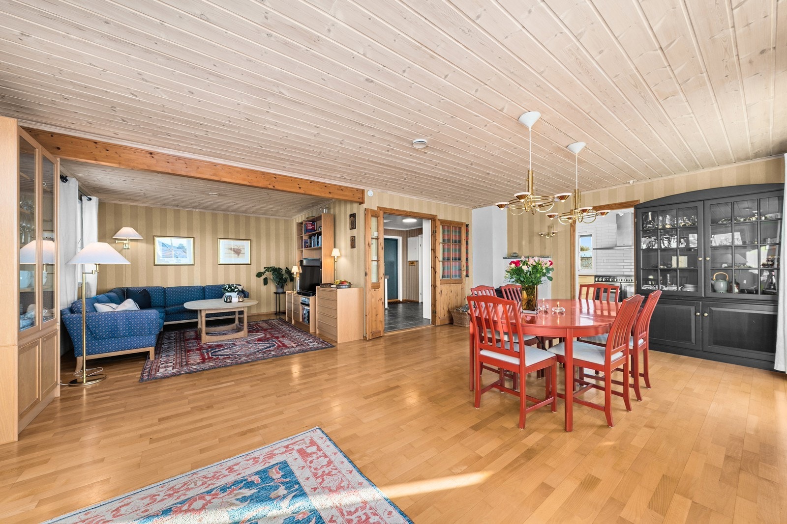 Parkettgulv i stuen gir et varmt og innbydende preg Galleribilde