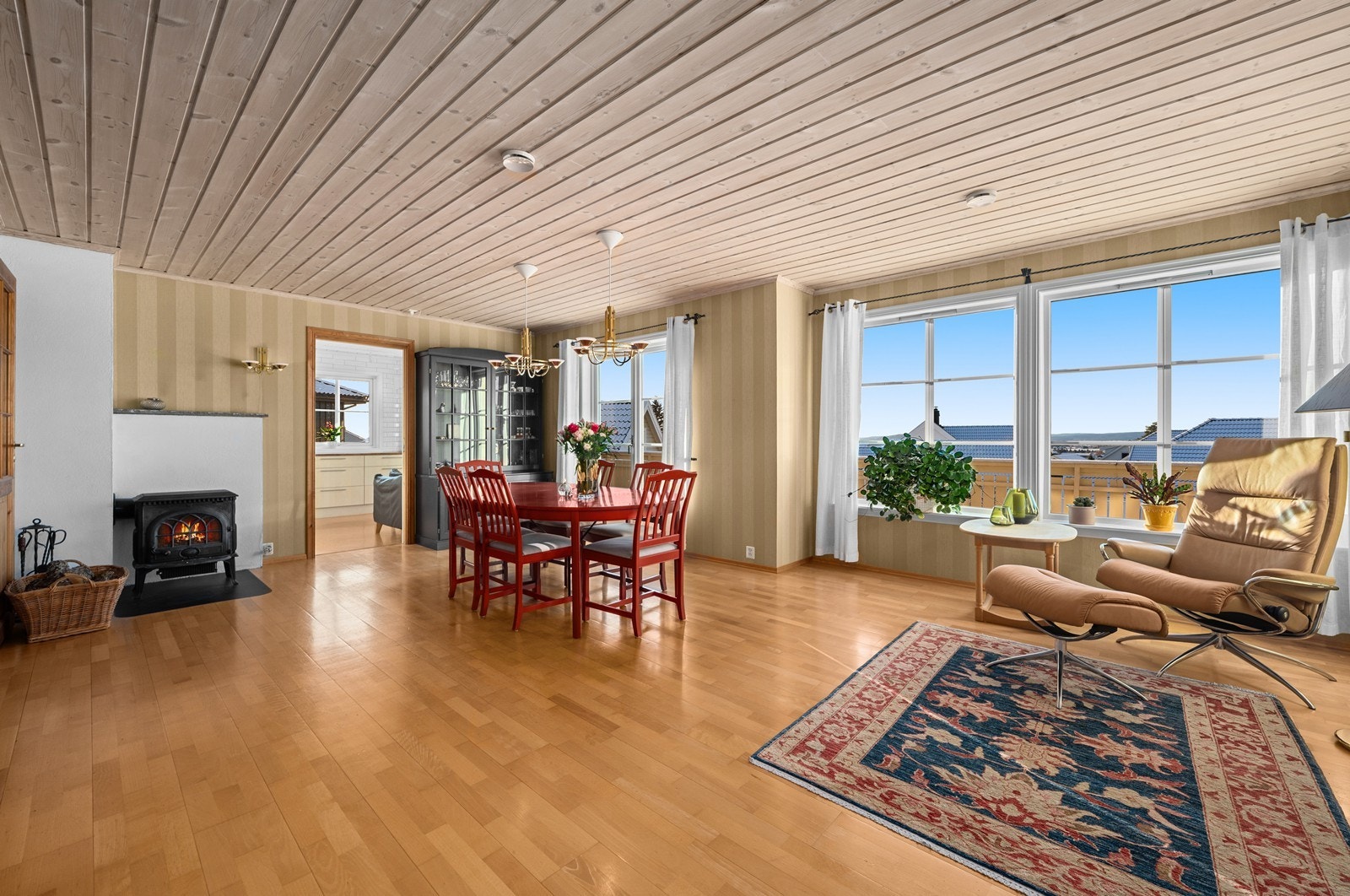 Store vinduer gir rikelig med naturlig lys til spiseområdet Galleribilde