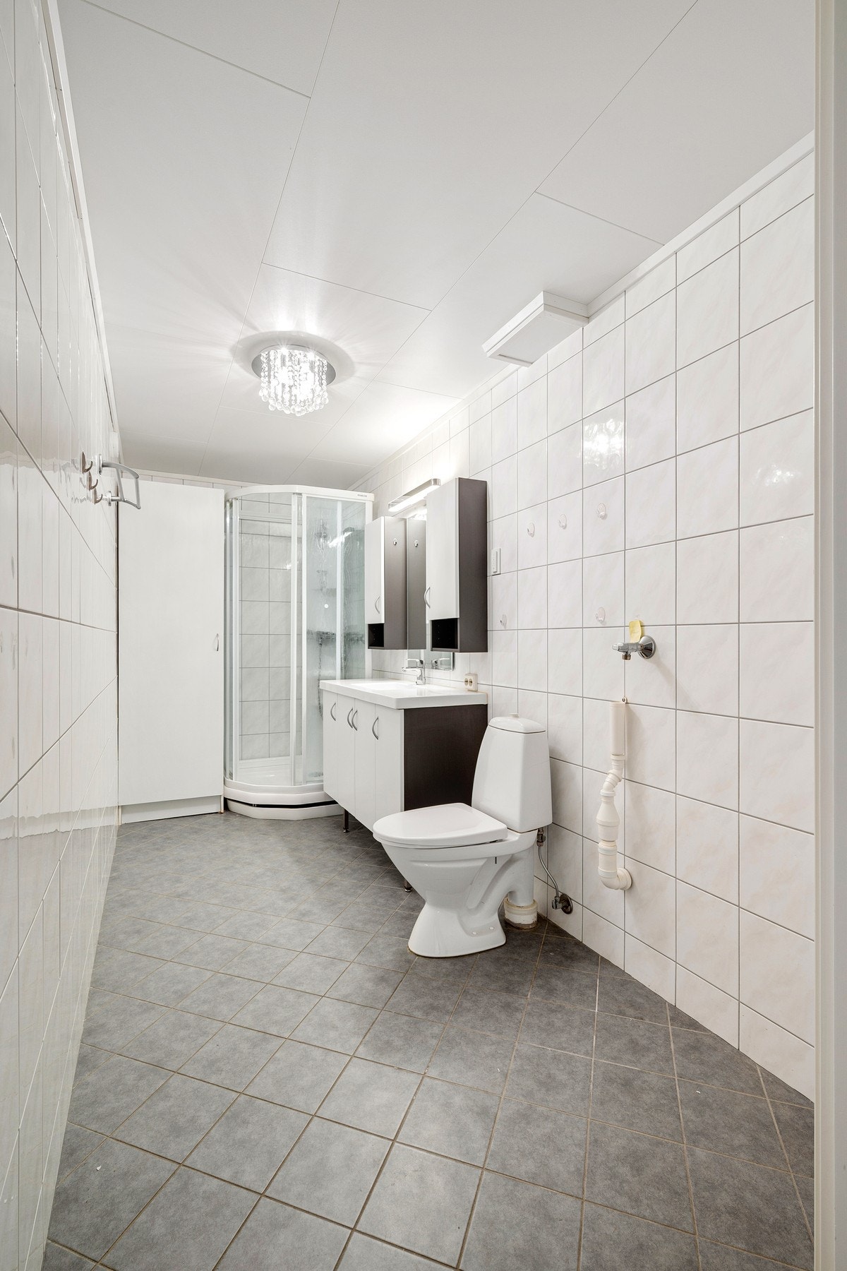 Pent og flislagt bad med god plass! Galleribilde