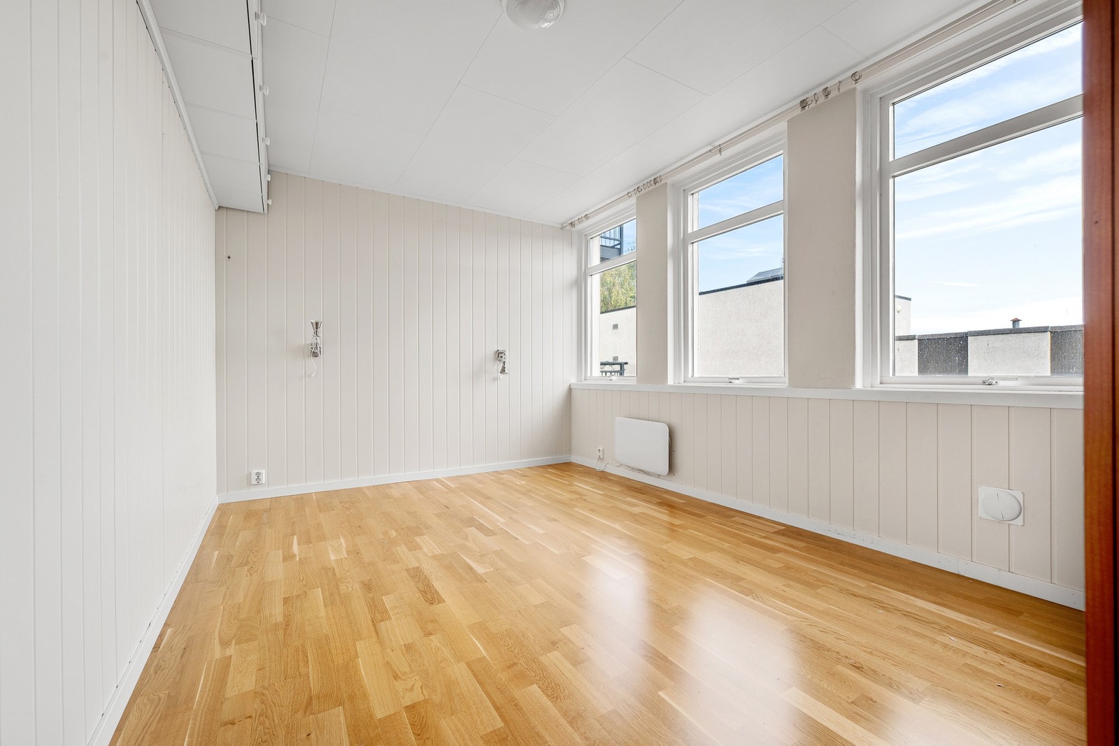 Legg merke til den praktiske oppbevaringsløsningen øverst på vegg til venstre Galleribilde