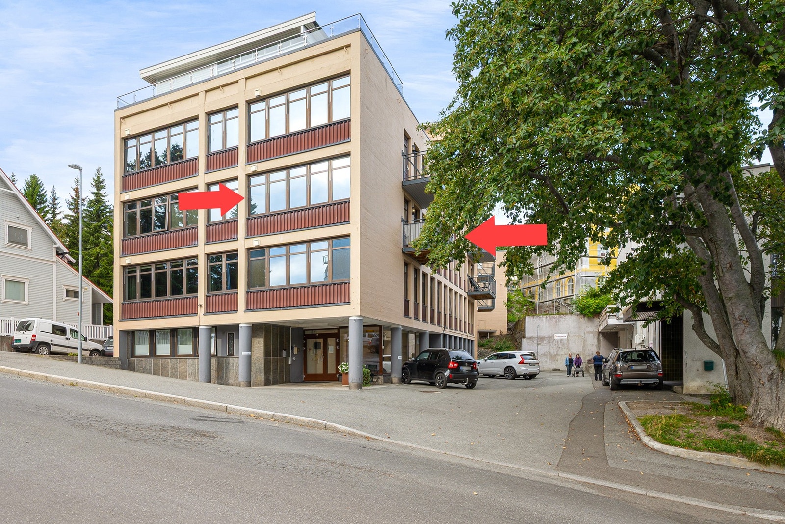 Leiligheten ligger i 2. etasje med egen balkong, og har enkel adkomst med heis i bygget Galleribilde