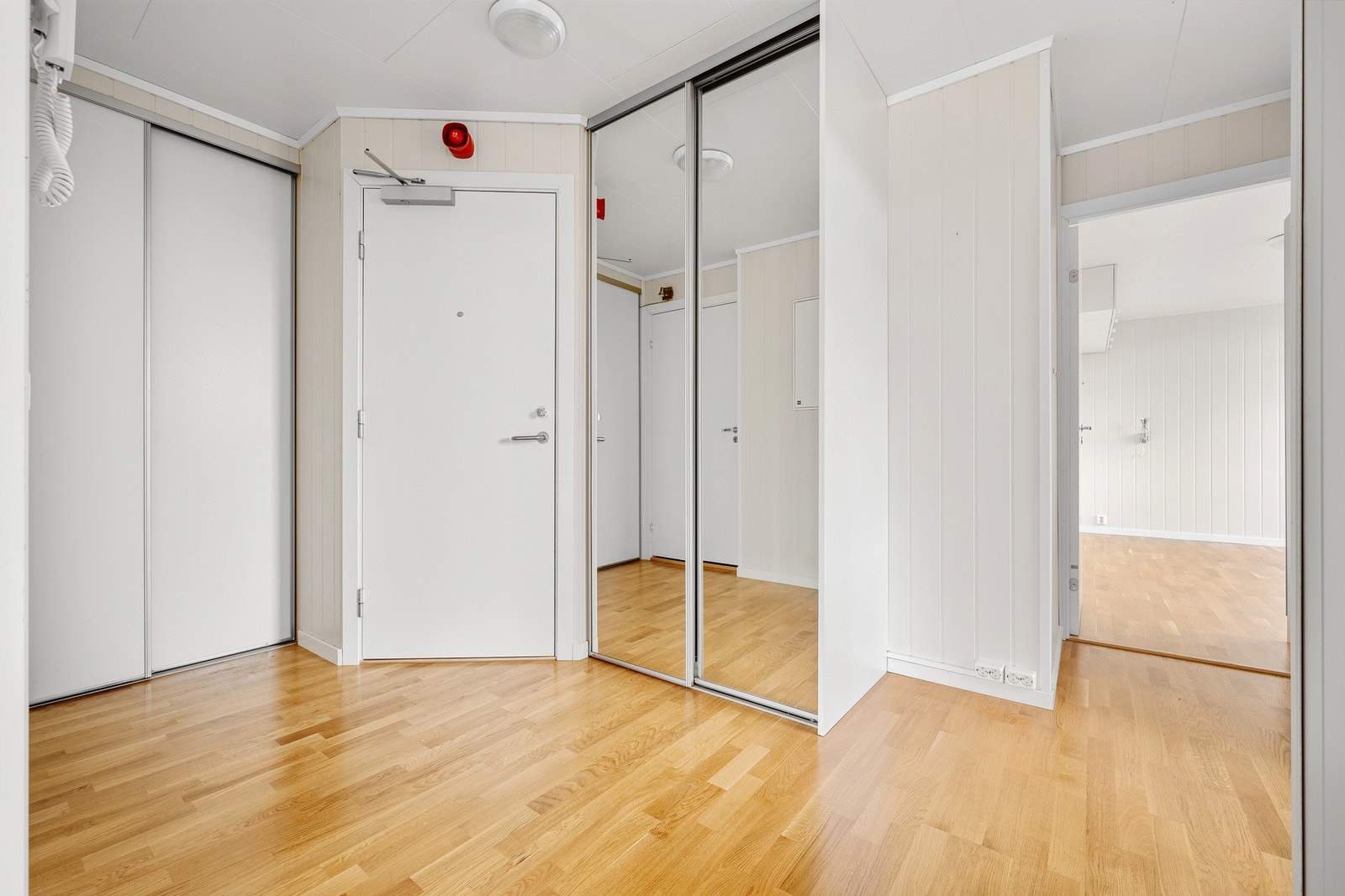 I entréen er det skyvedørsgarderobe på begge sider av inngangsdør Galleribilde