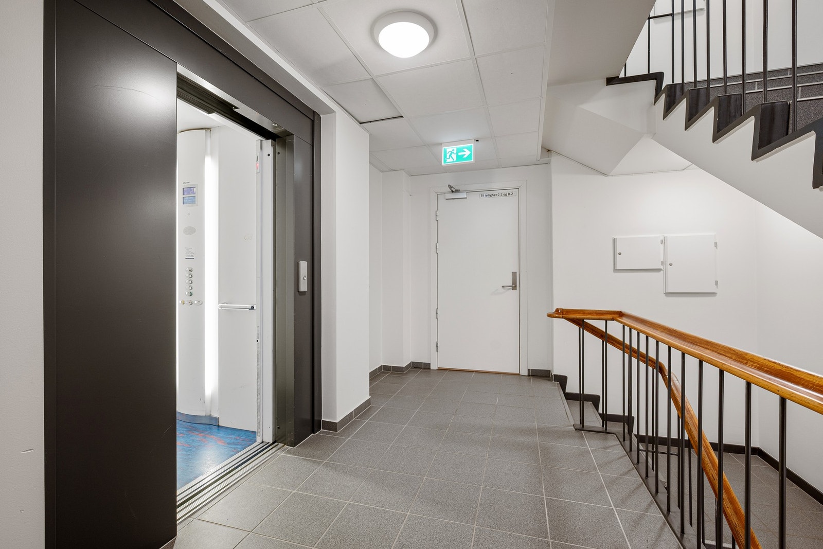 Felles trappegang med heis Galleribilde