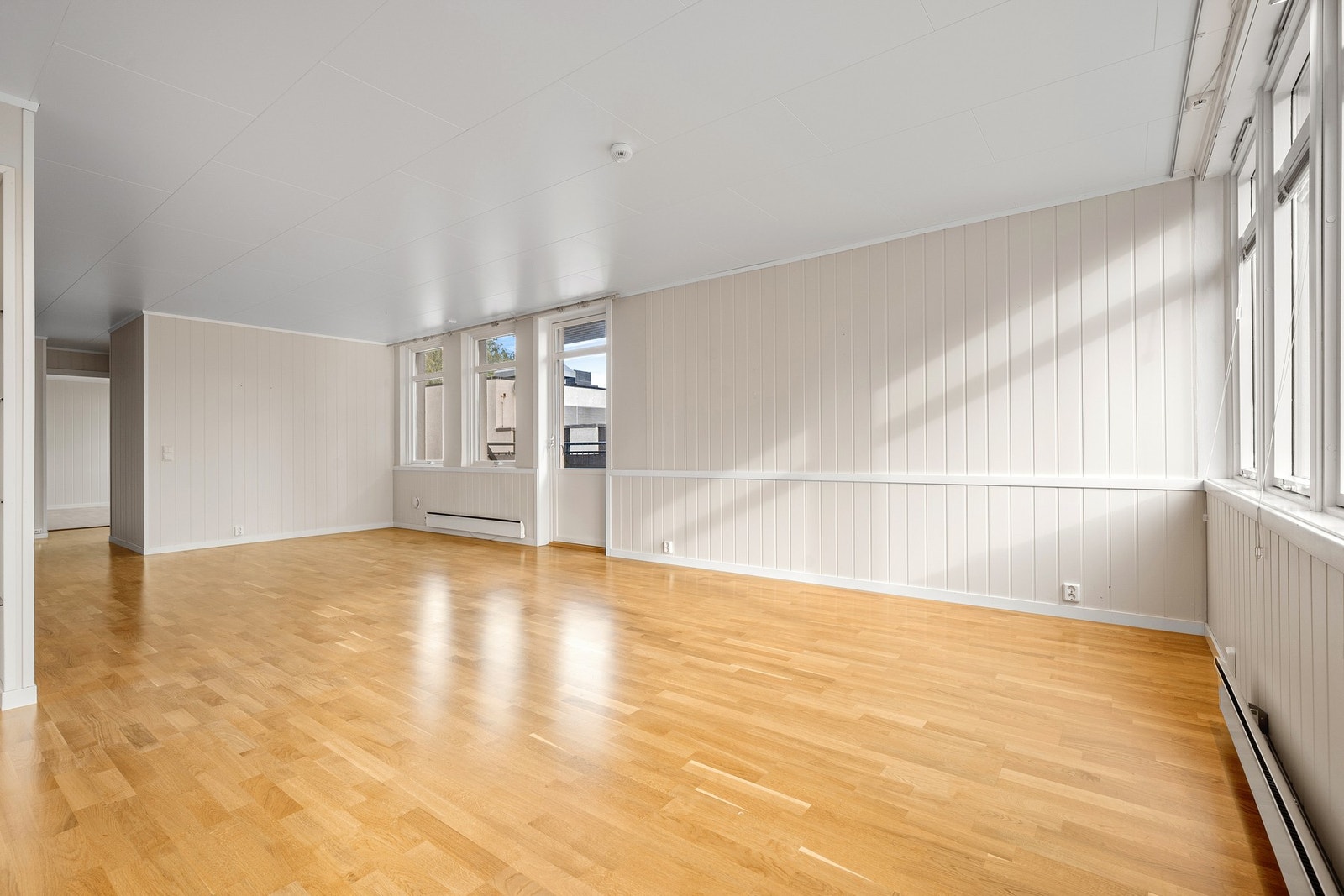Planløsningen gir gode møbleringsmuligheter, og det er fint plass til både sofagruppe og spisestue Galleribilde