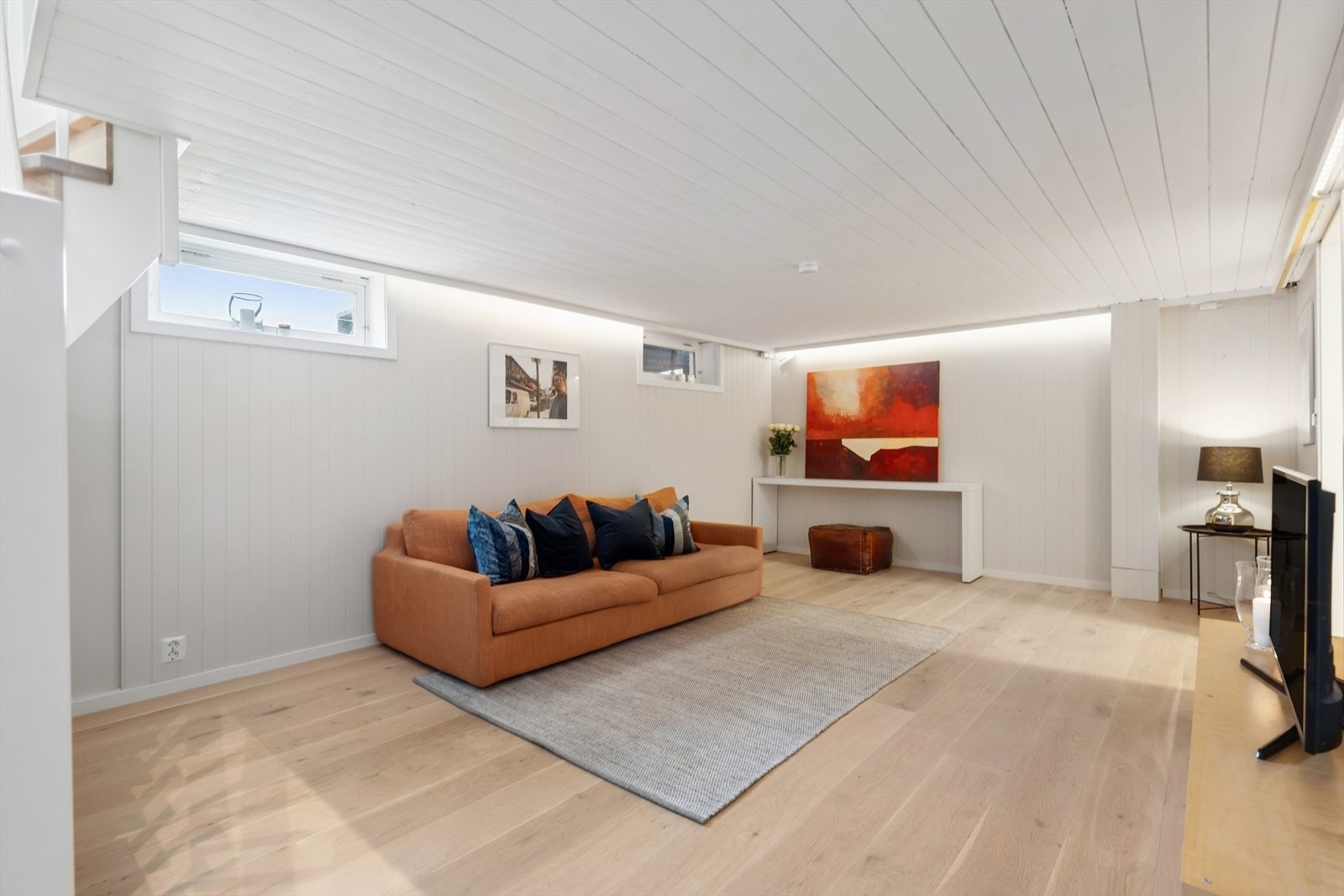 Det er trapp fra stuen i 1.etasje og ned til kjellerstuen. Kjellerstuen er godkjent som disponibelt rom. Galleribilde