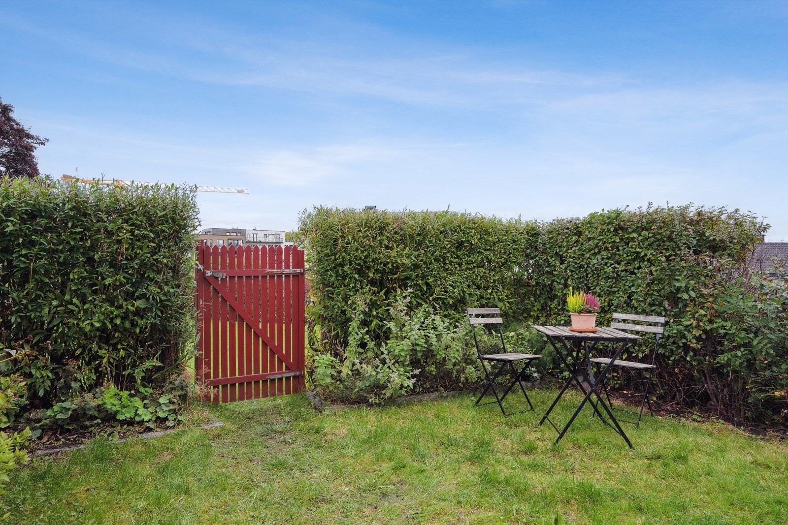 Utenfor hagen er det fine fellesarealer som innbyr til lek og aktivitet for store og små. Galleribilde