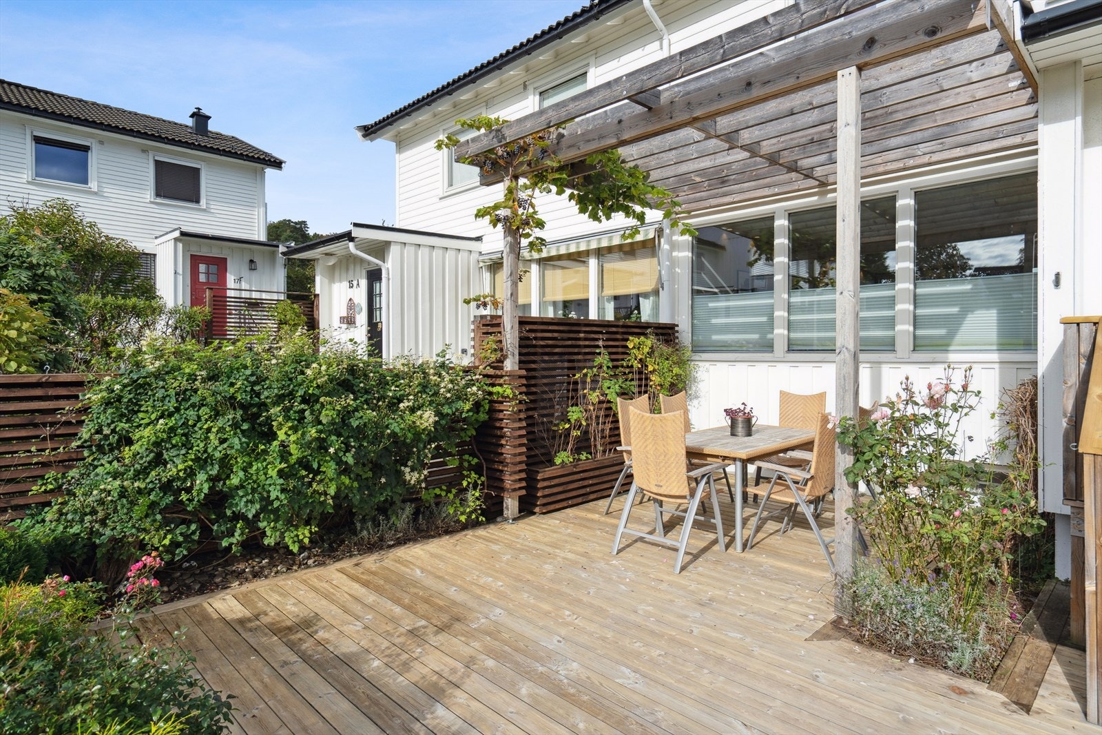 Forsiden har montert nyere levegg/spilevegg som gir et moderne uttrykk. Galleribilde