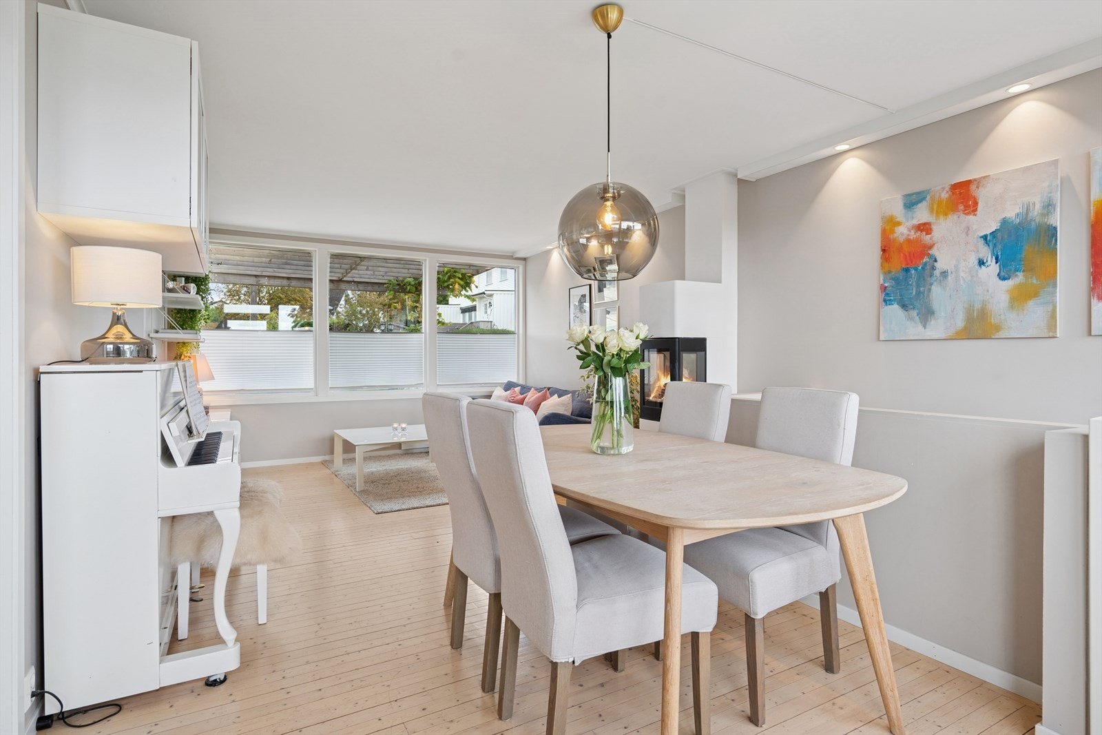 Stuen har en gjennomgående løsning med store vindusflater i begge retninger. Galleribilde