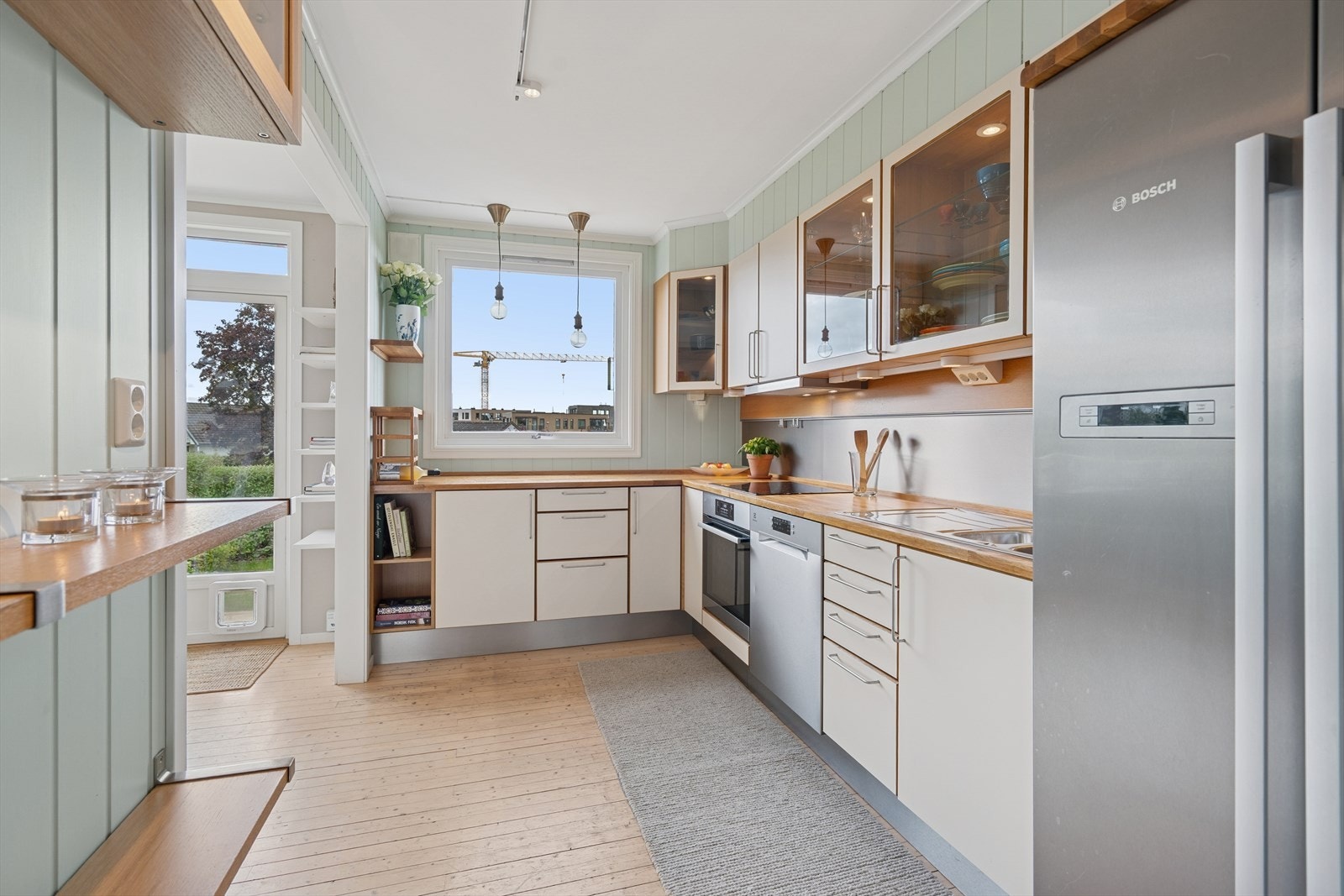 Benkeplaten ble skiftet i 2016, komfyr og platetopp er fra 2017/18, og det ble montert waterguard under kjøkkenbenken i 2018. Galleribilde