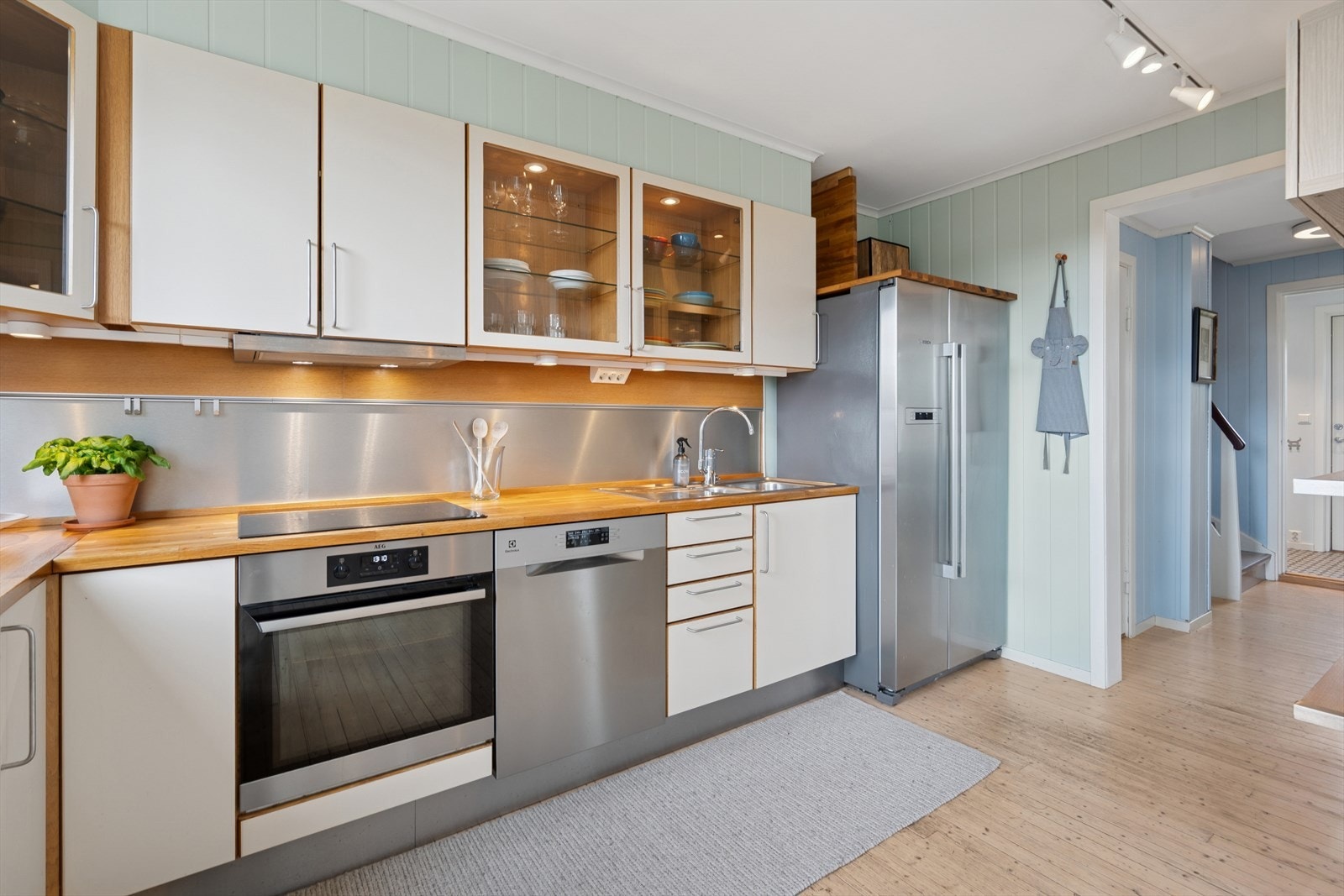 Kjøkkenet fikk en oppgradering i 2009 med innredning med glatte fronter og heltre benkeplate med nedfelt oppvaskkum i rustfritt stål. Galleribilde