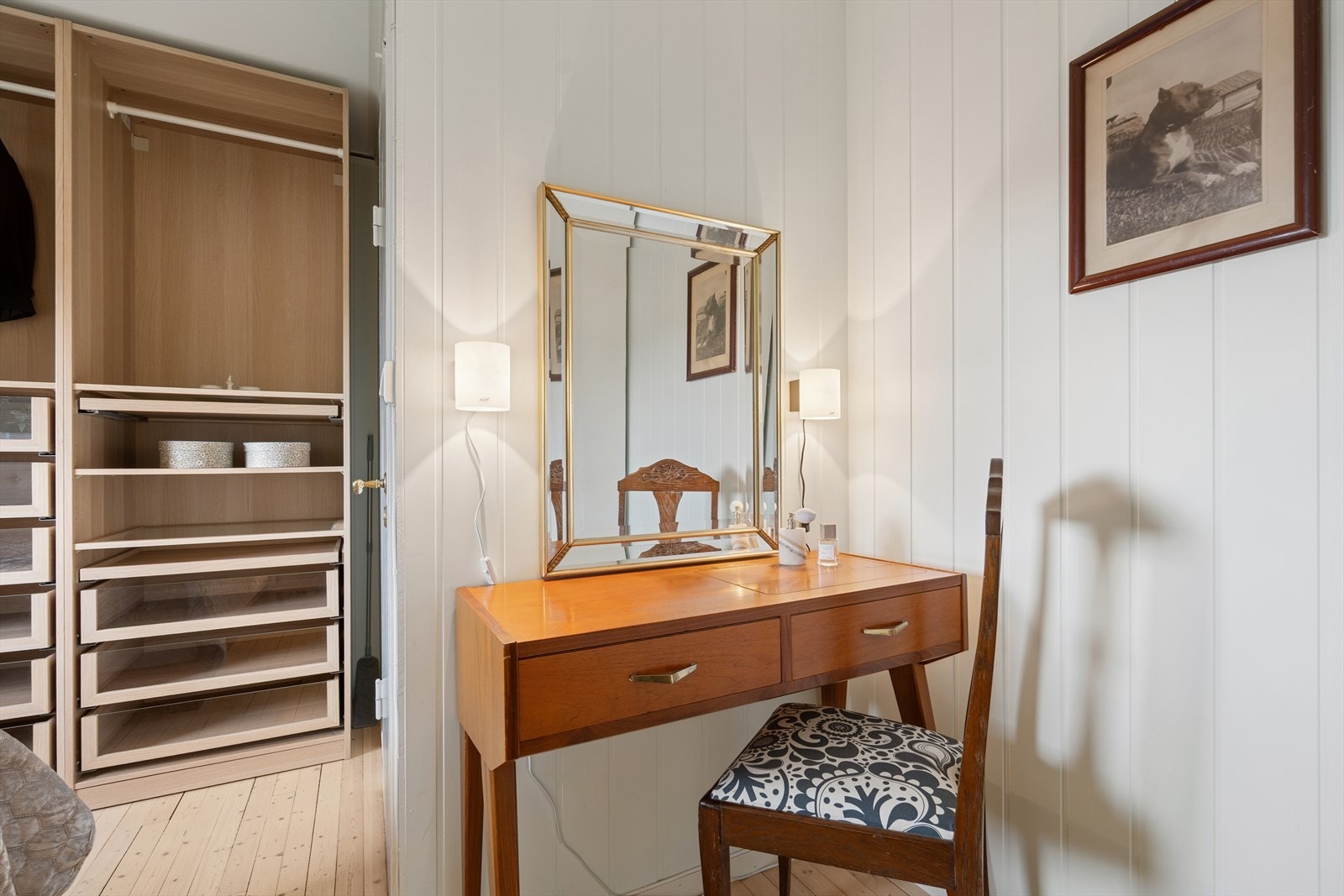 Det er praktisk plass for en arbeidsplass. Galleribilde