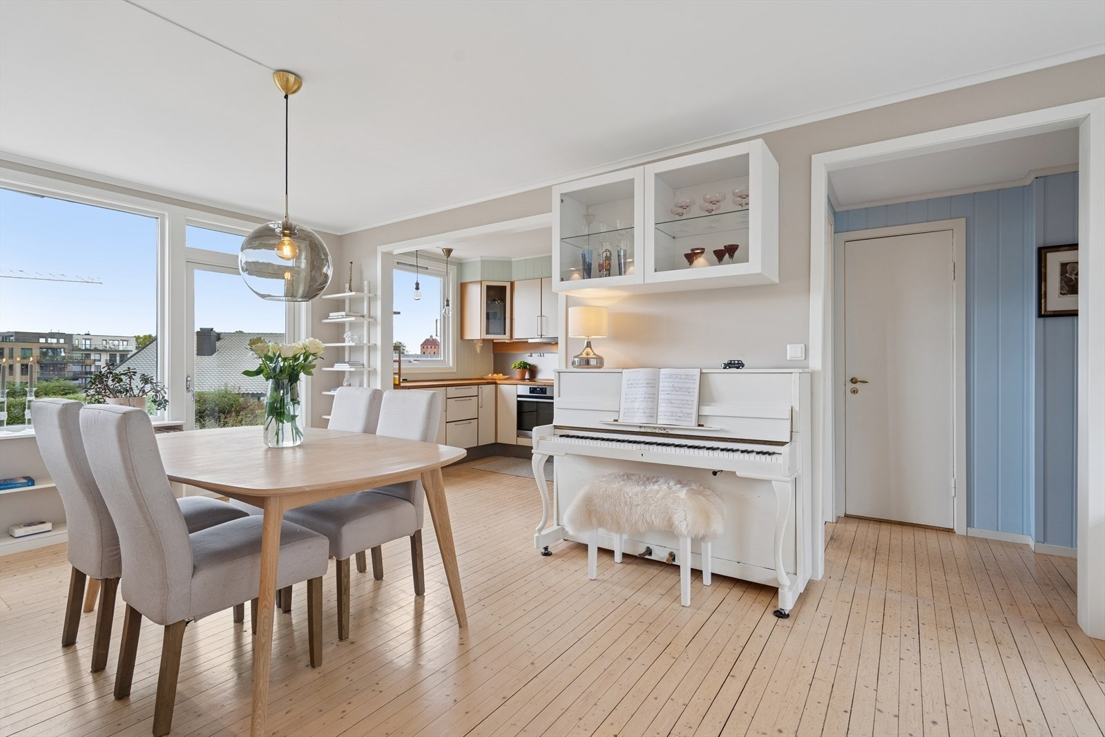 Kjøkkenet er i delvis åpen løsning med stuen. Galleribilde