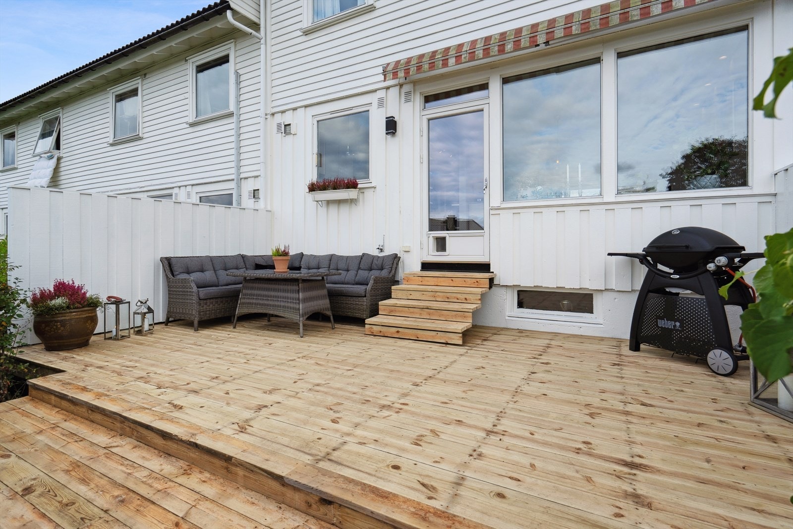 Terrassen har god plass til diverse utemøbler og grill. Galleribilde