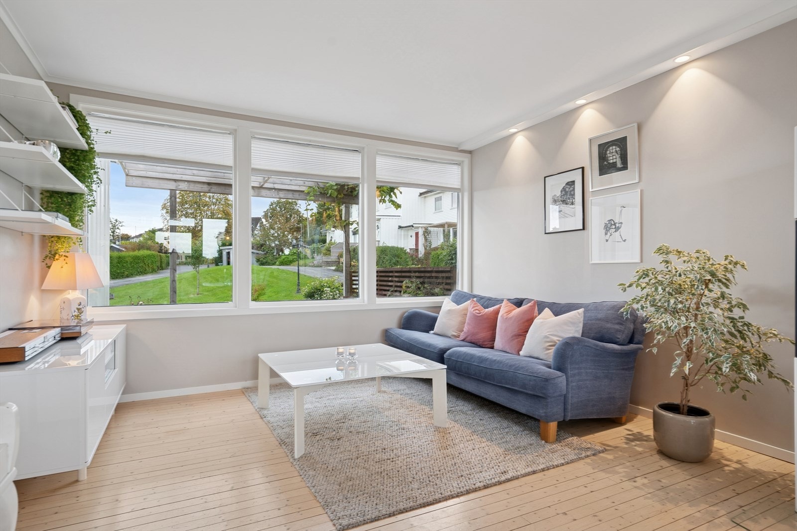 Det er naturlige soner som gjør oppholdsrommet enkelt å møblere etter eget ønske. Galleribilde