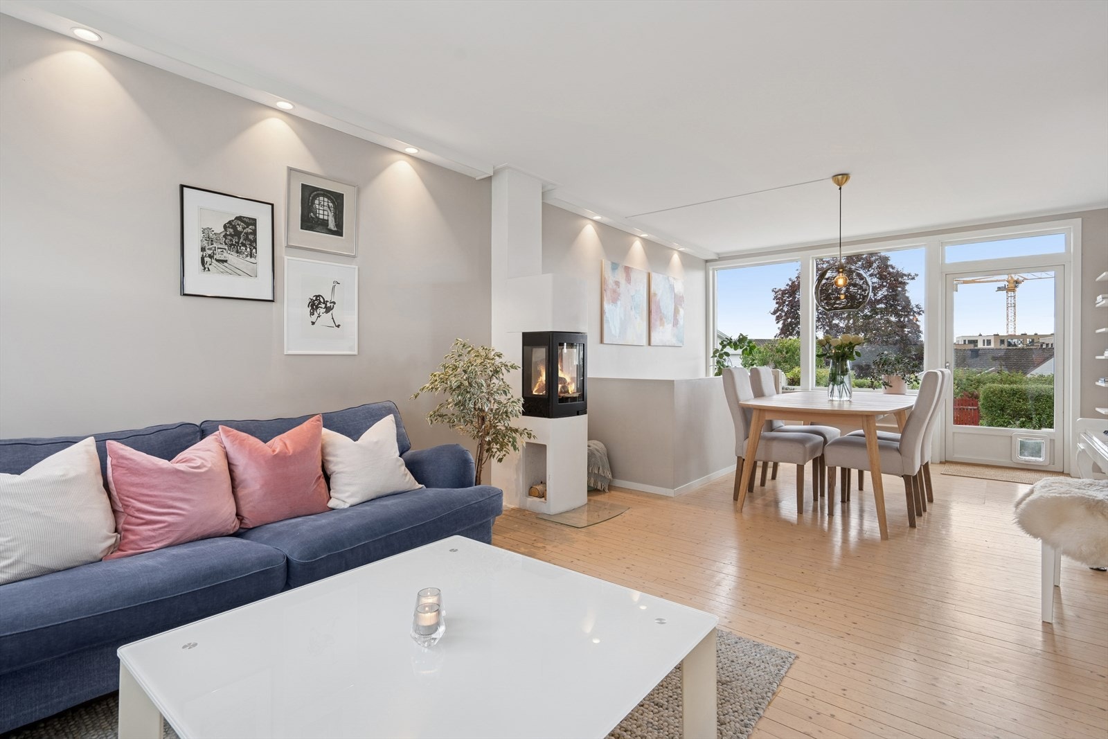 Dette er et innholdsrikt og oppgradert rekkehus over tre plan med attraktiv beliggenhet i et rolig og barnevennlig område på Teie. Galleribilde