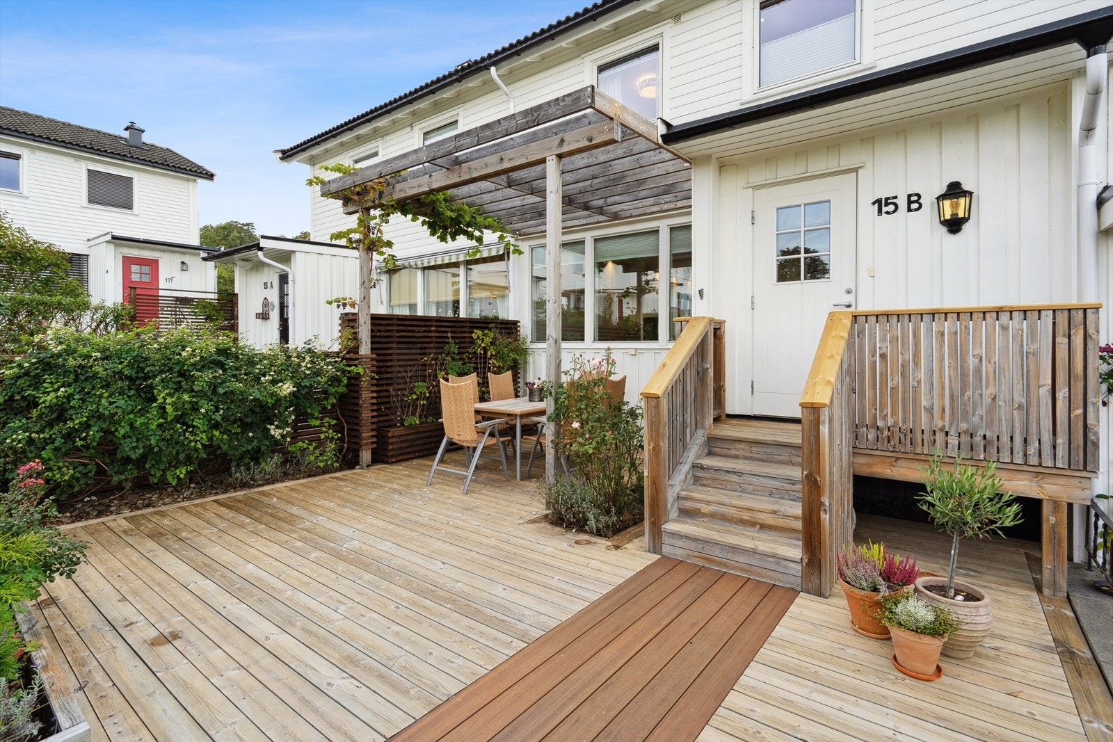 Boligen har gode solforhold med terrasser på begge sider, og praktisk planløsning med god plass til familien. Galleribilde