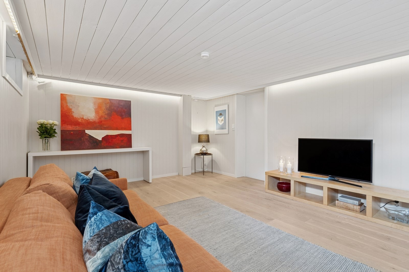 Her er det fine parkettgulv og hvite panelvegger. Galleribilde