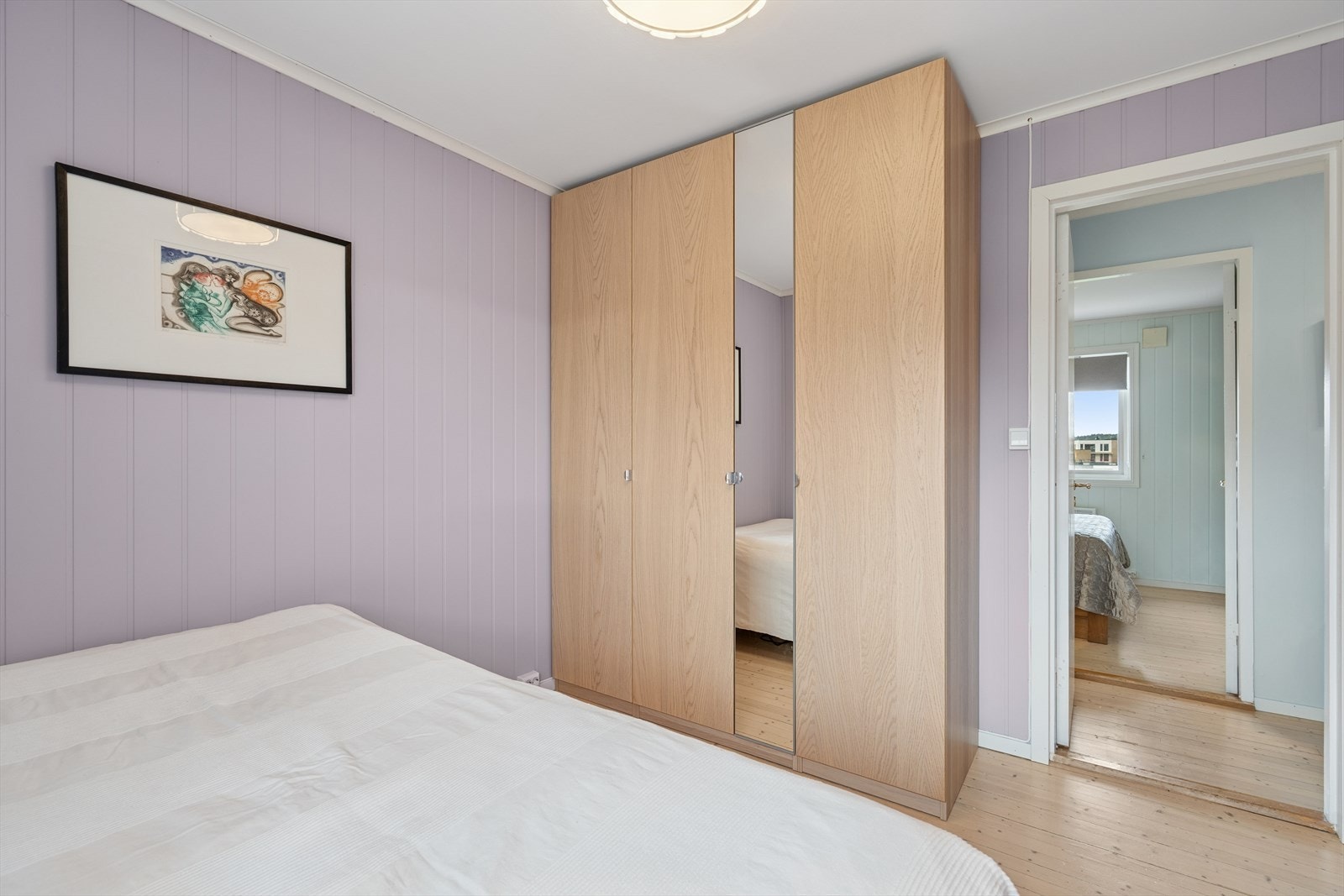 Det er ekstra oppbevaringsplass i garderobeskap. Galleribilde