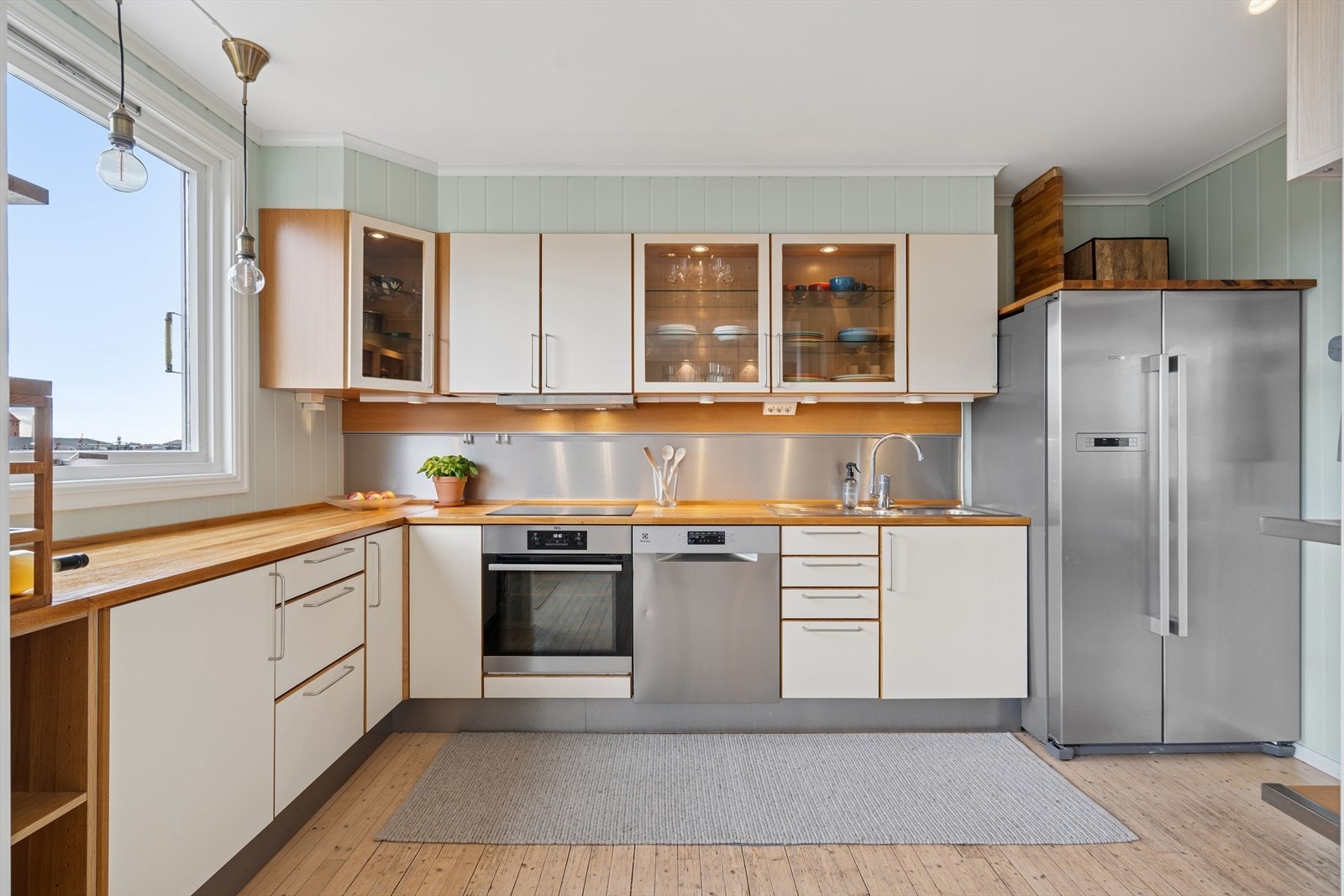 Hvitevarer som komfyr og platetopp er integrert. Galleribilde