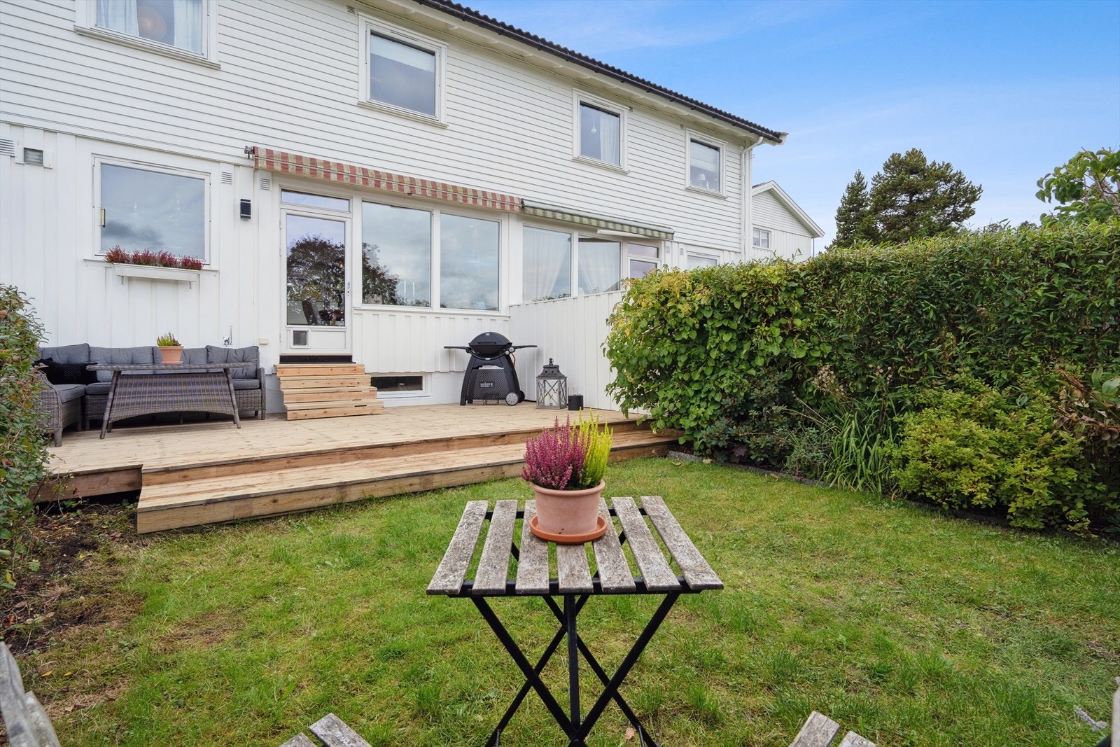 Baksiden av boligen har på sommerstid sol tidlig morgen, deler av området på dagtid og hele området på ettermiddag og kveldstid. Galleribilde