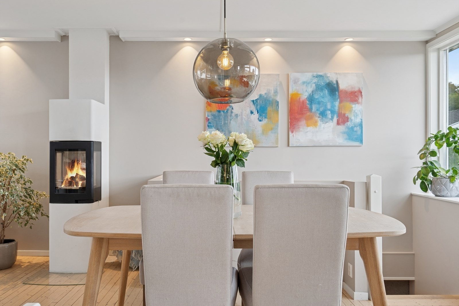 Det er god plass til en spisegruppe. Galleribilde