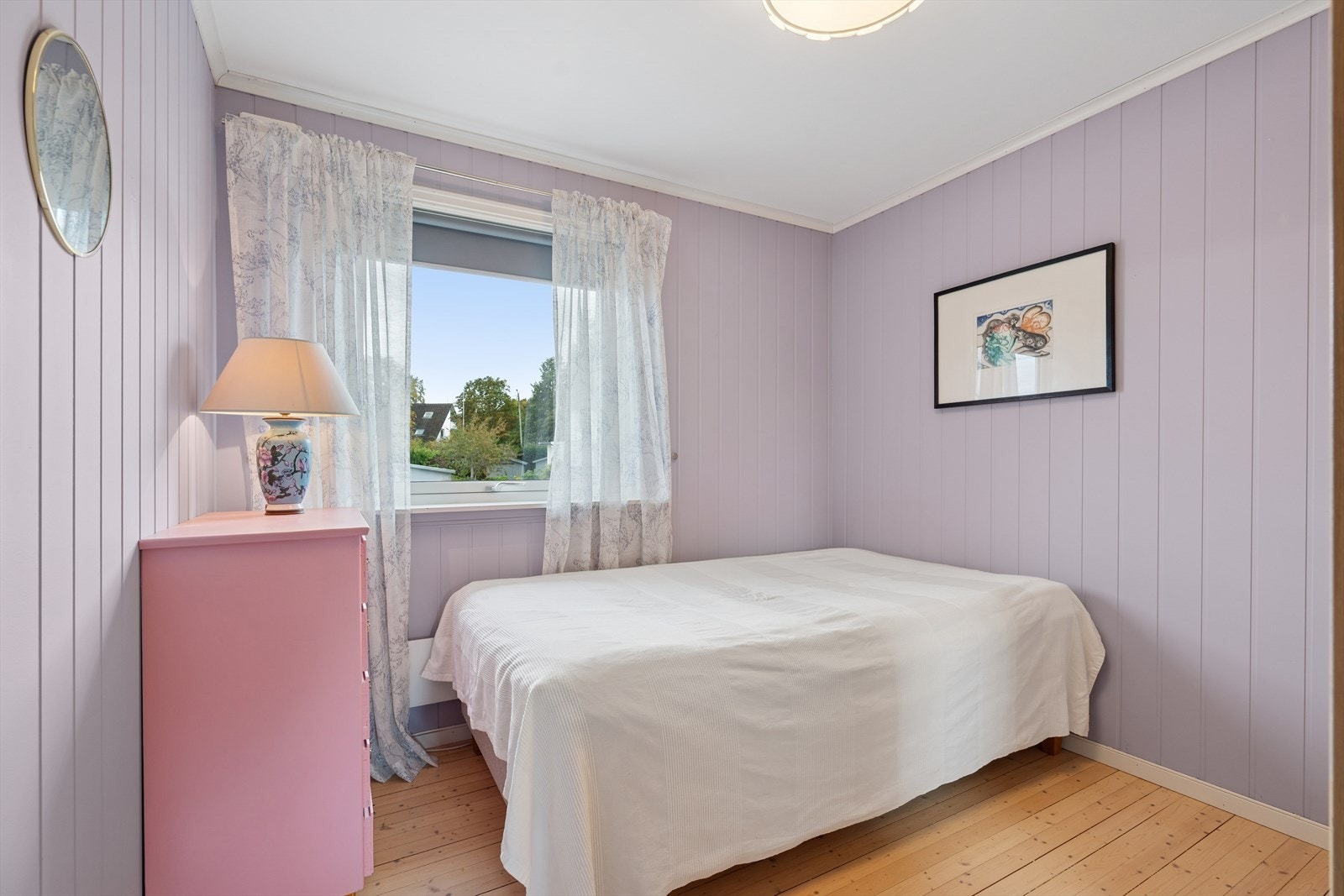 Soverom tre passer ypperlig til gjesterom eller kontor. Galleribilde