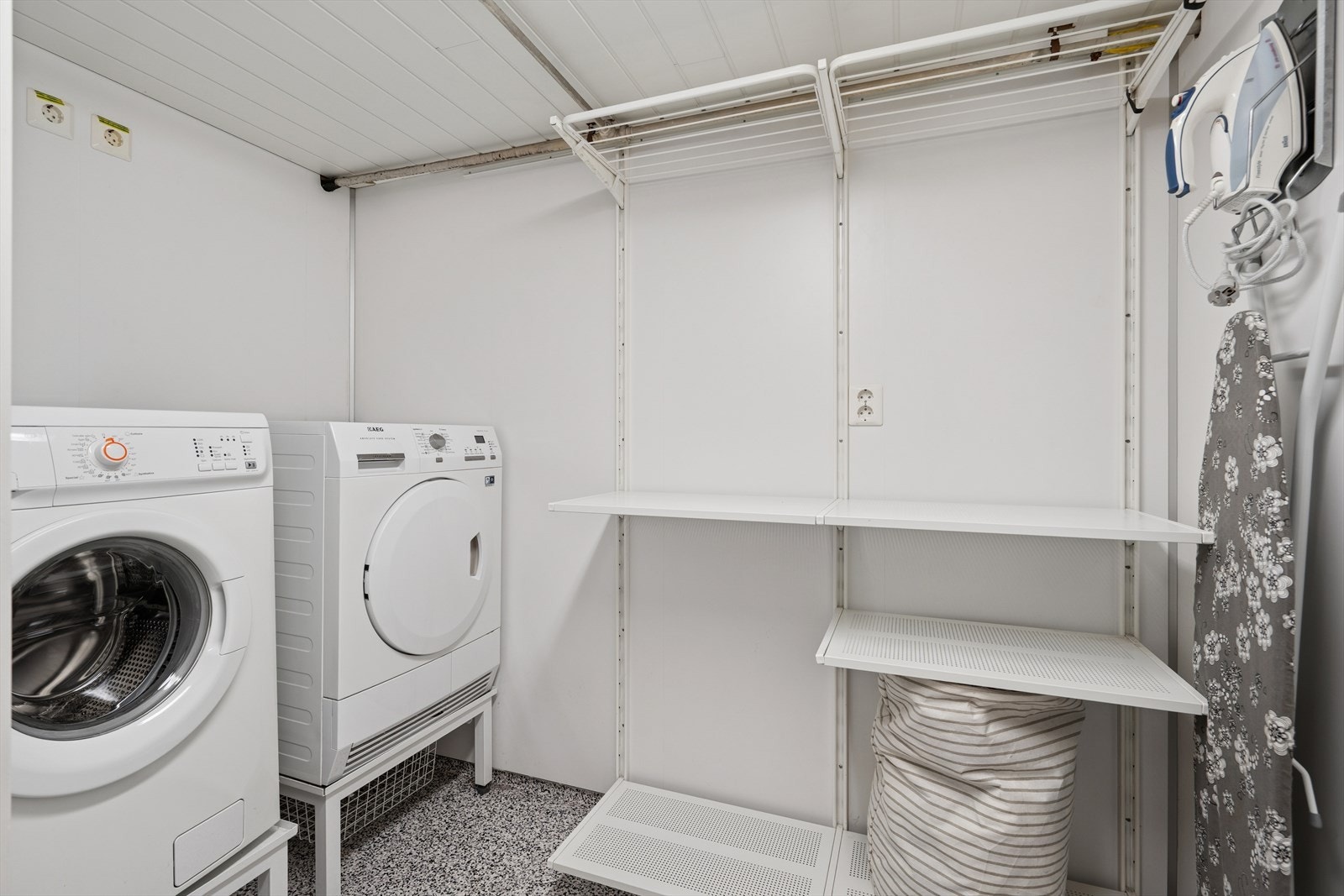 Opprinnelig tegninger viser trapp der det i dag er vaskerom. Rommet er innredet med opplegg for vaskemaskin og plass til tørketrommel. Rommet har ikke sluk. Galleribilde