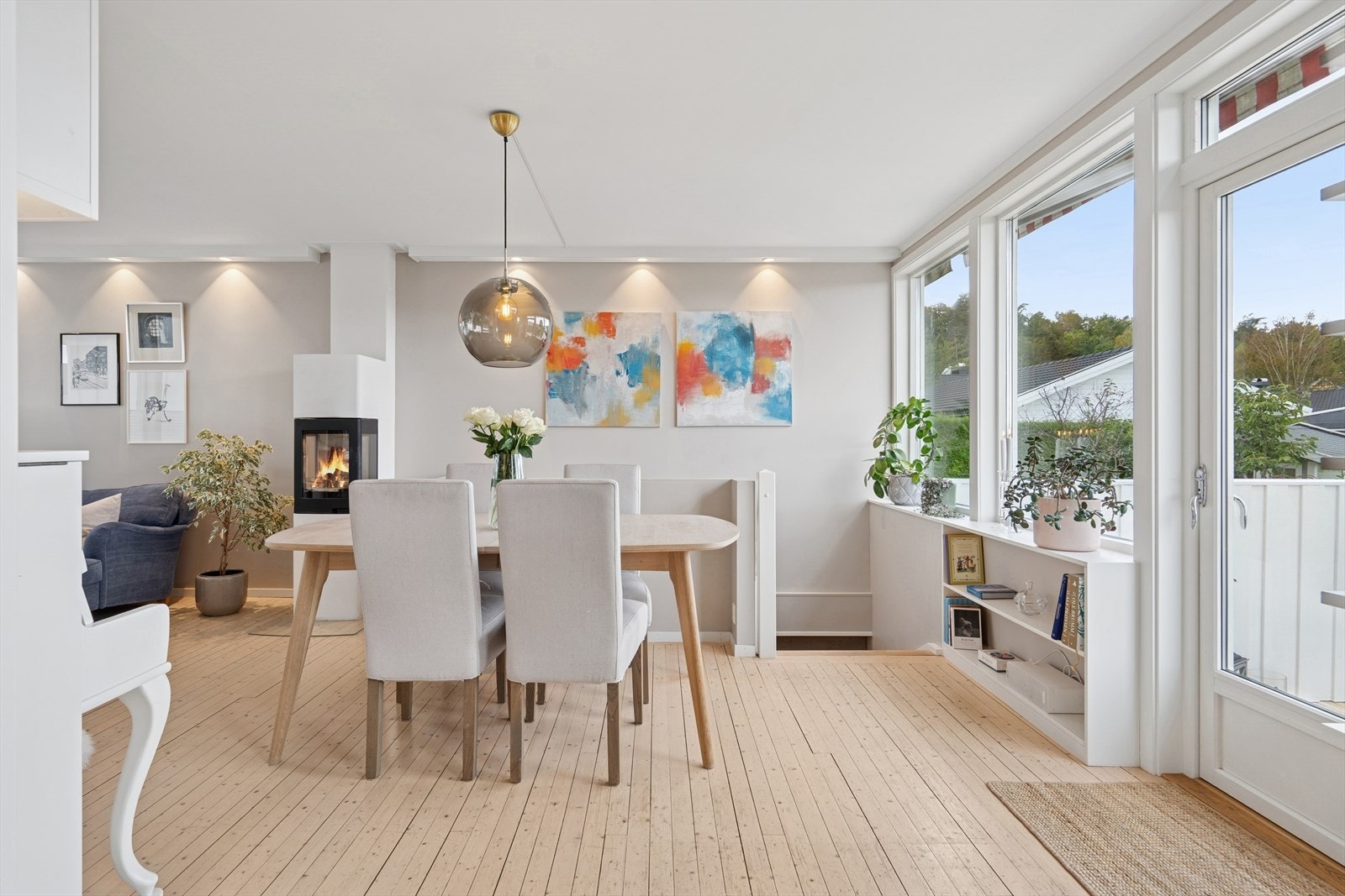 Stuen er romslig med originale tregulv og lysmalte vegger. Ny peis ble montert i 2017. Galleribilde